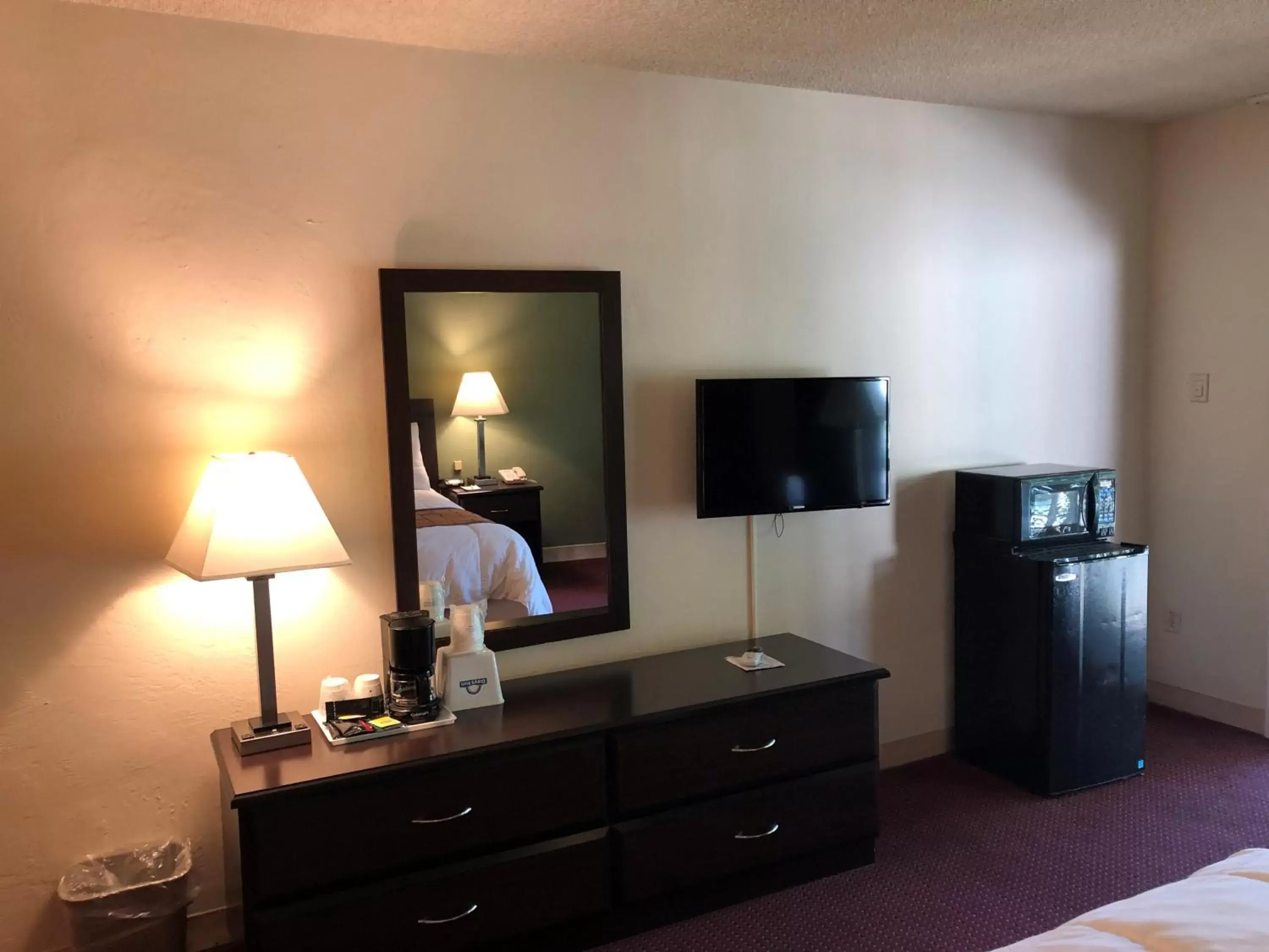 Seating area, TV/Entertainment Center in Days Inn by Wyndham Novato/San Francisco