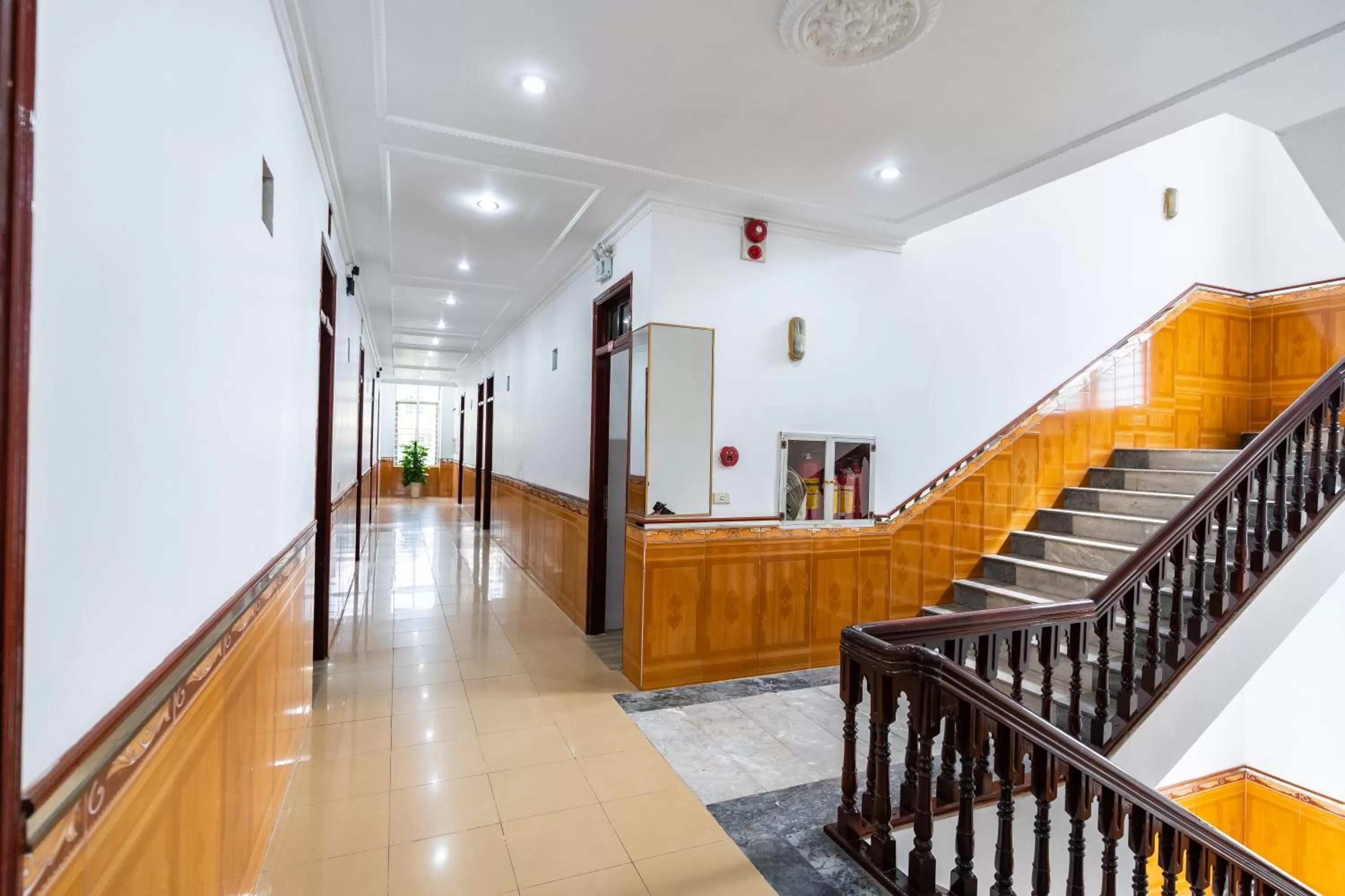 PHÚ QUÝ HOTEL near ĐÔNG KINH MARKET