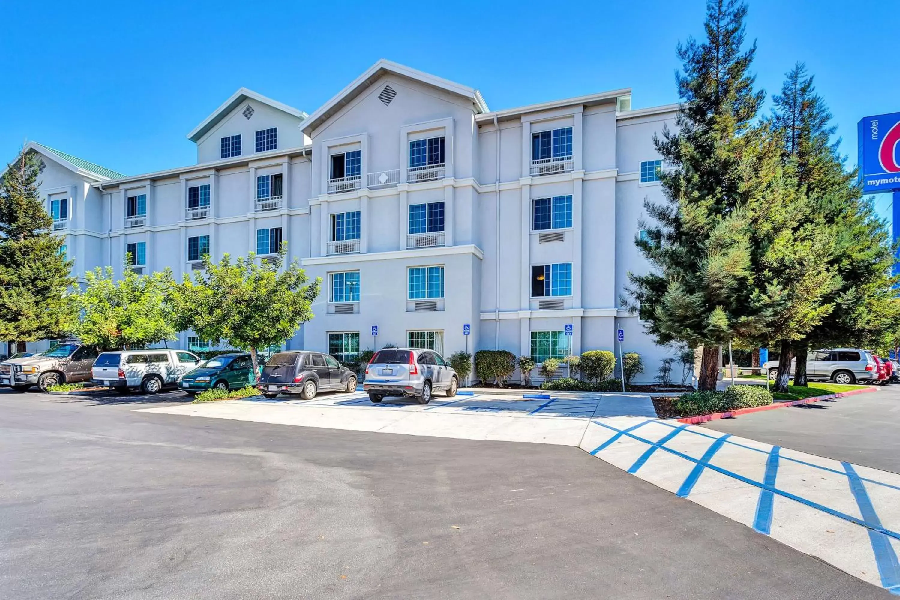 Property Building in Motel 6-Belmont, CA - San Francisco - Redwood City