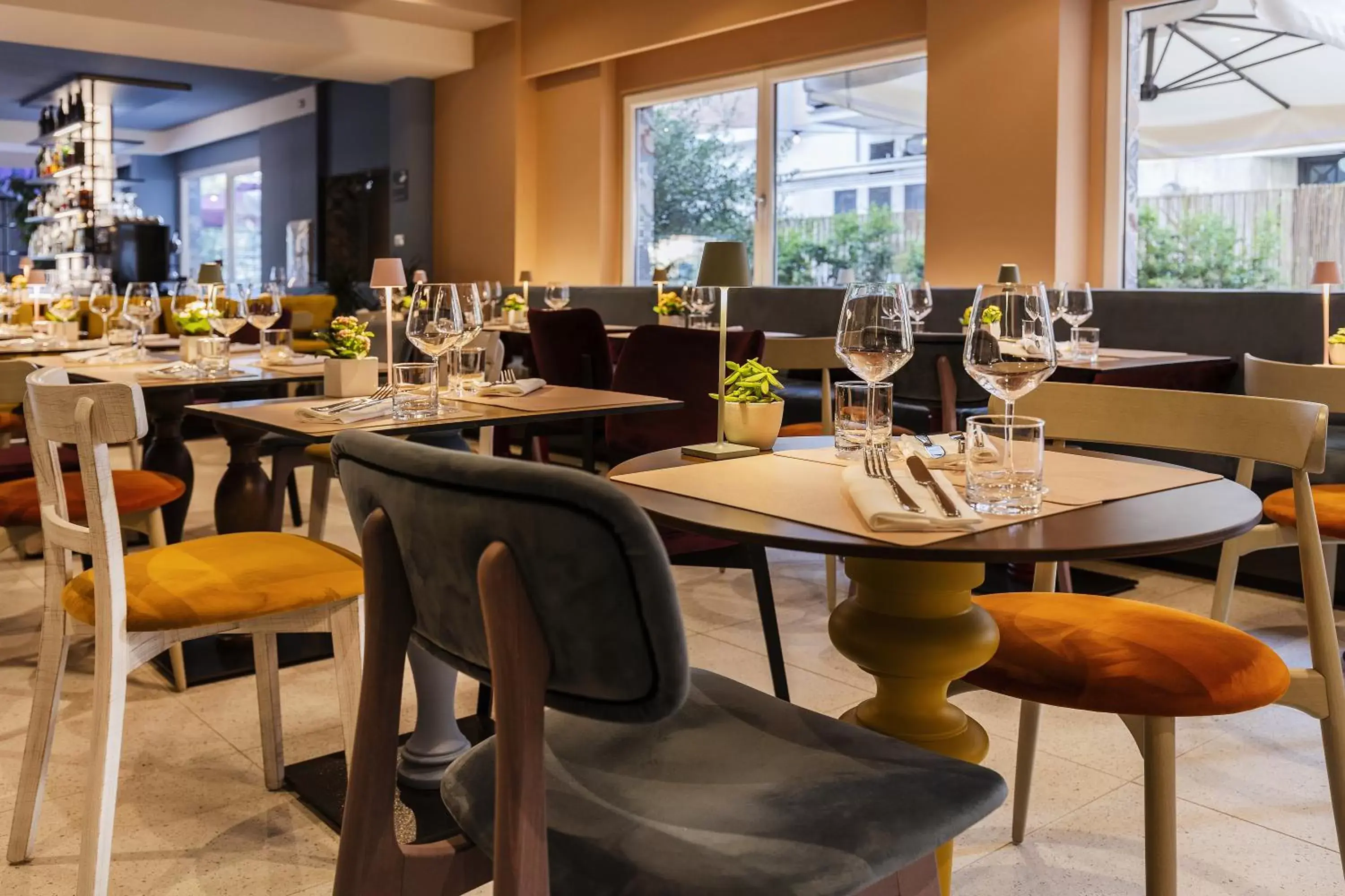 Restaurant/Places to Eat in Adesso Hotel