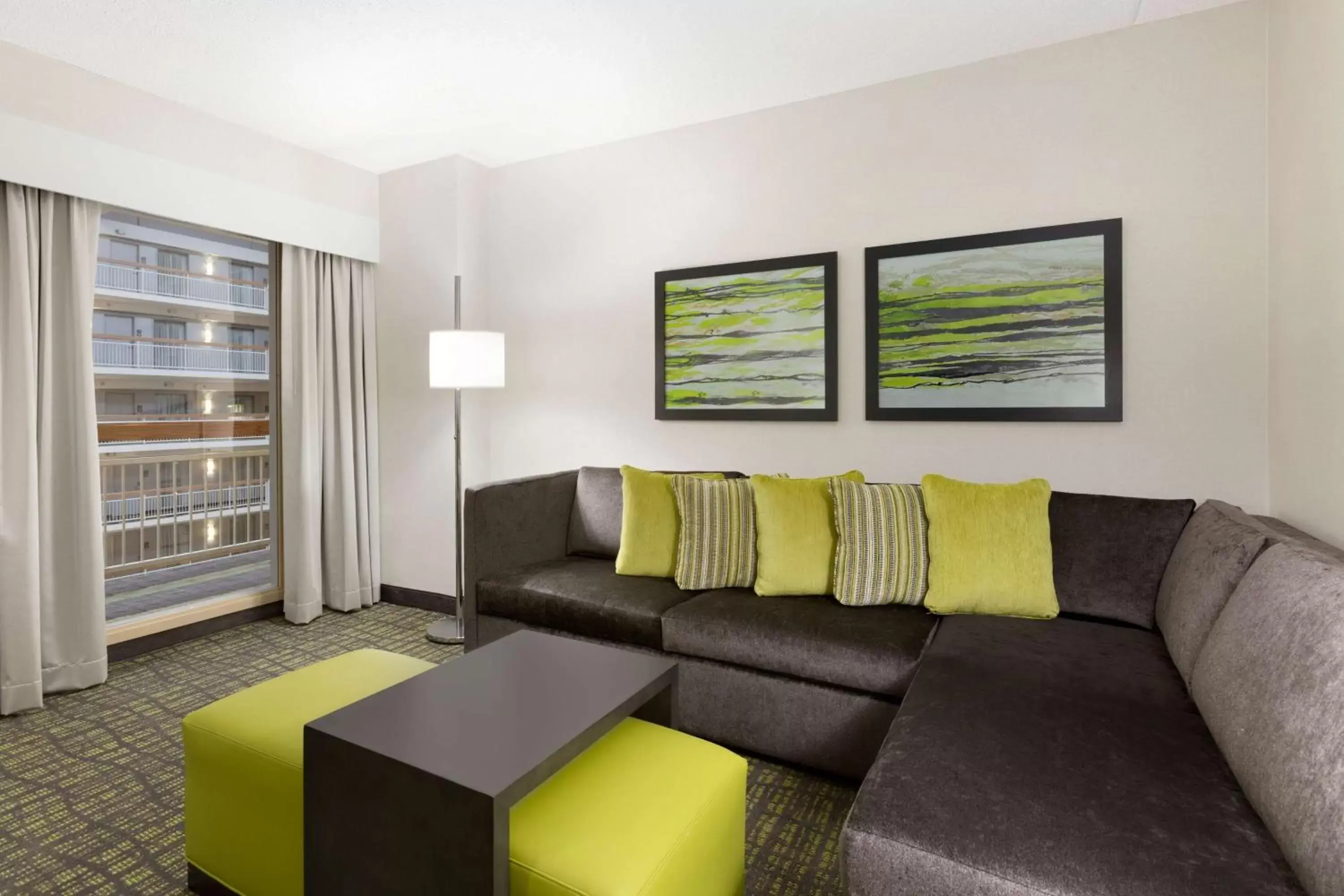 Bed, Seating Area in Embassy Suites Newark - Wilmington/South