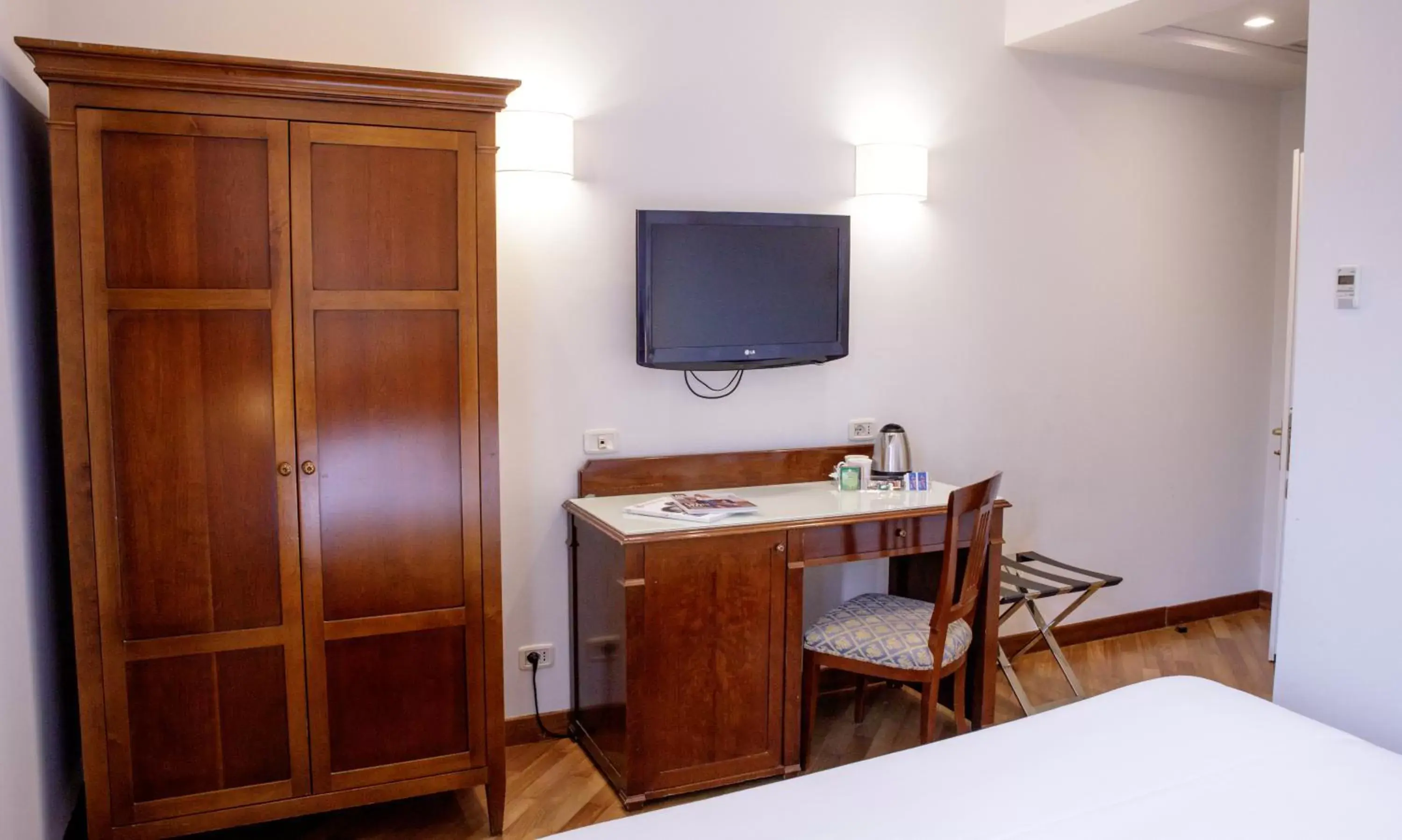 Photo of the whole room, TV/Entertainment Center in Best Western Ai Cavalieri Hotel