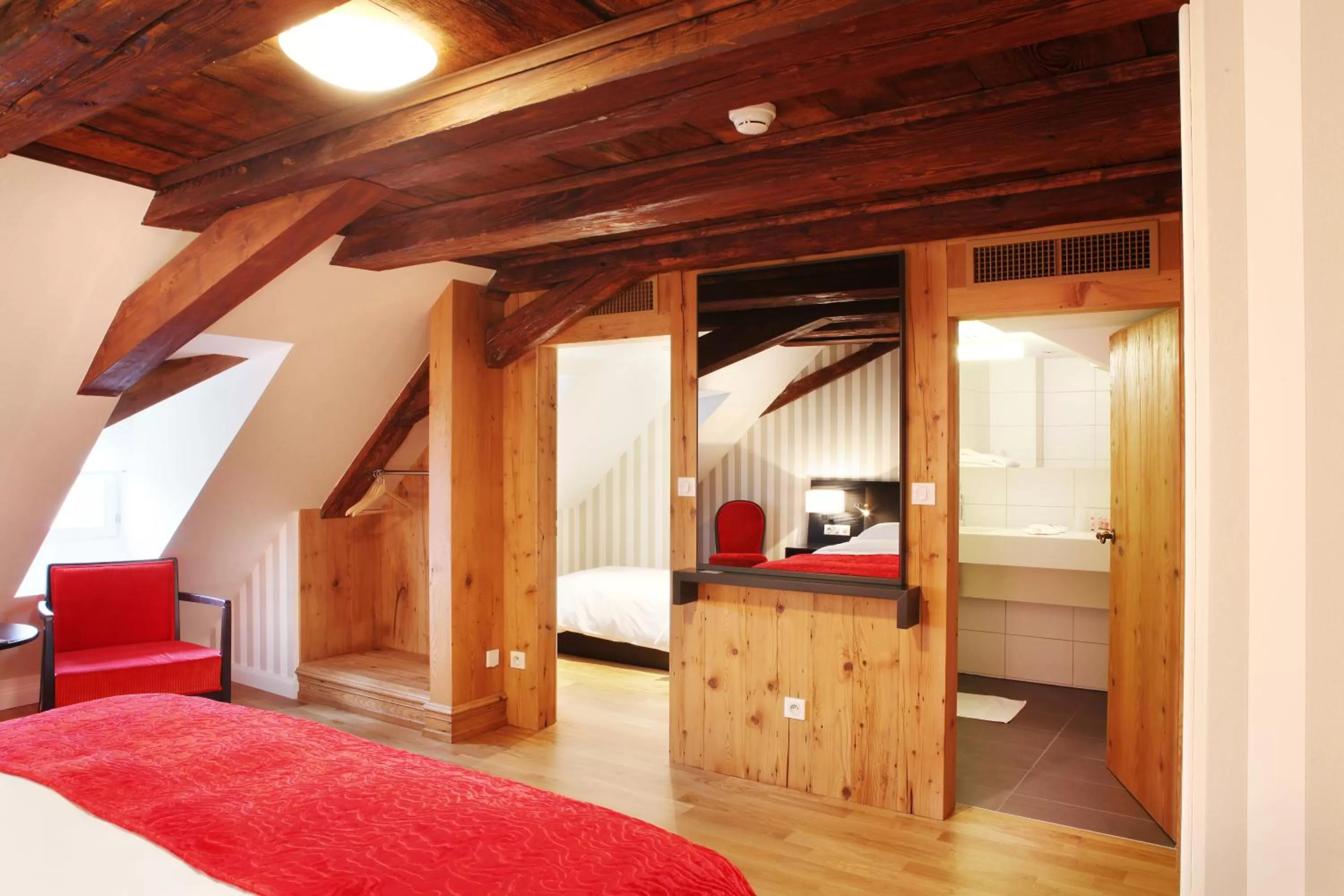 Decorative detail, Bed in Logis Hôtel Ettenheim