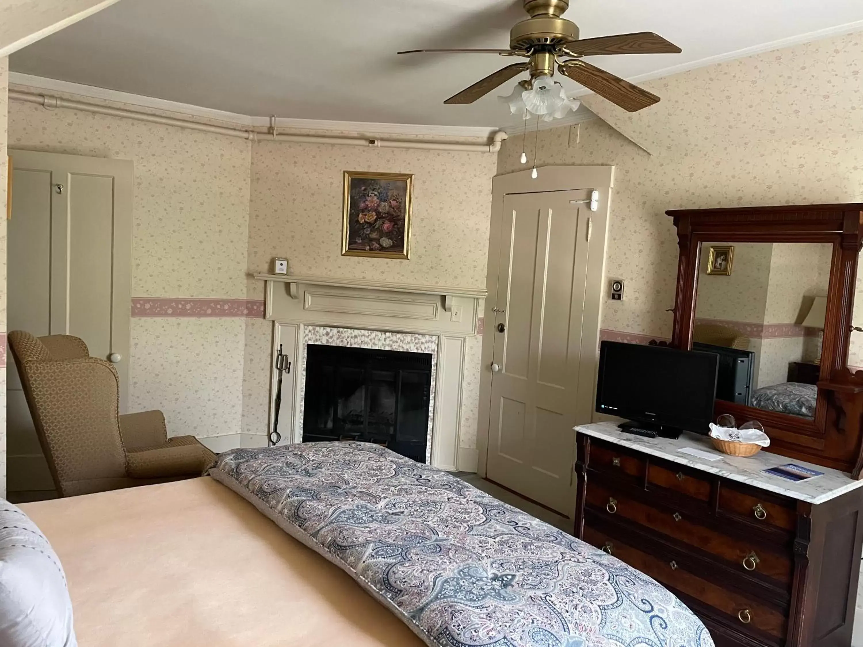 Bedroom, TV/Entertainment Center in Deerfield Valley Inn - Mt Snow