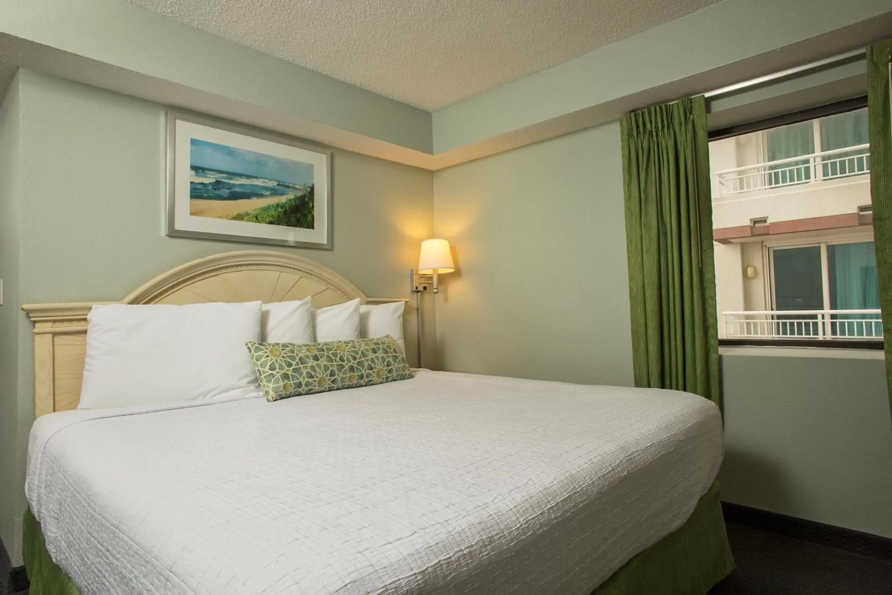 Bed in Grande Shores Ocean Resorts Condominiums