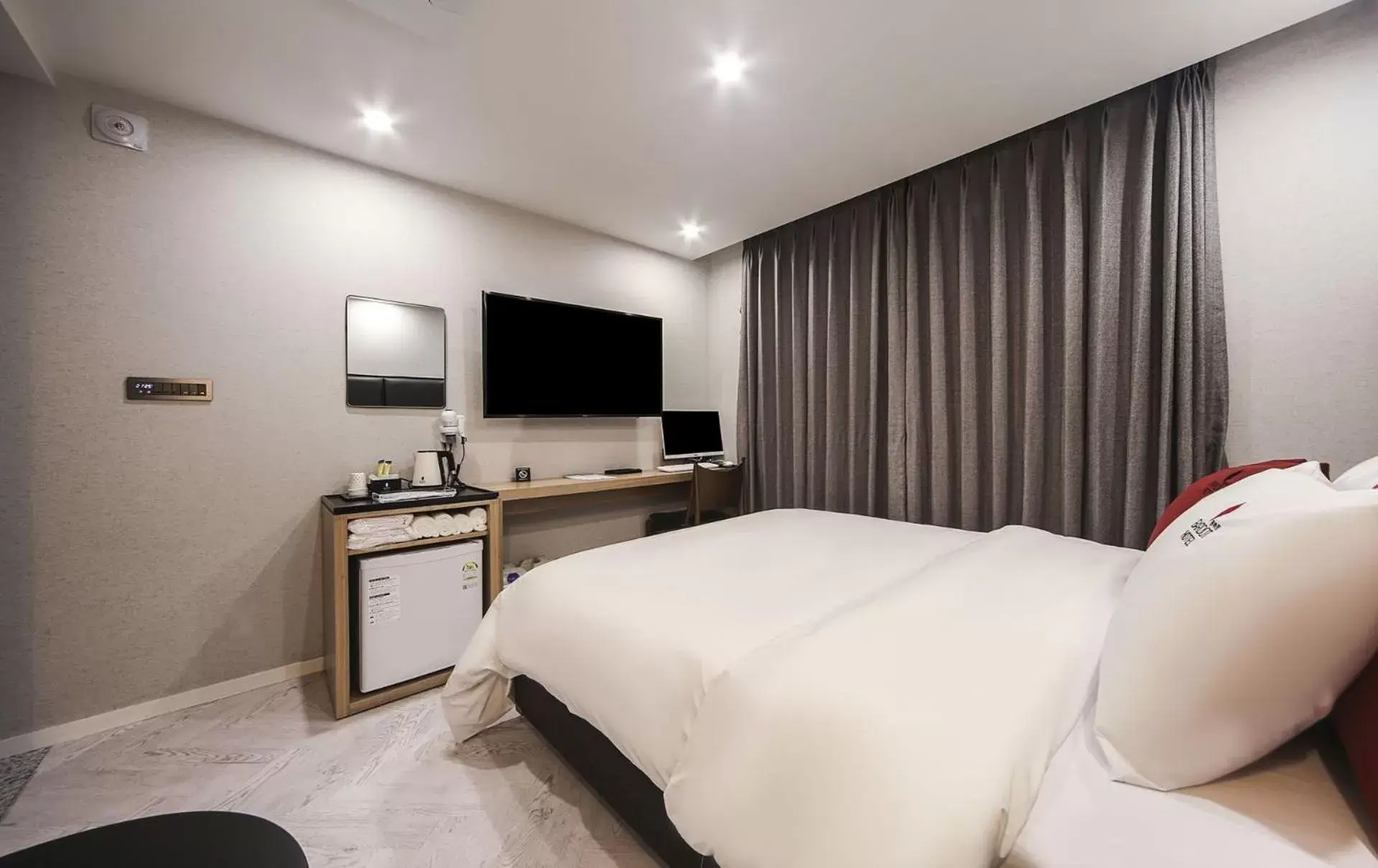 Bed, TV/Entertainment Center in Maron Hotel Nampo
