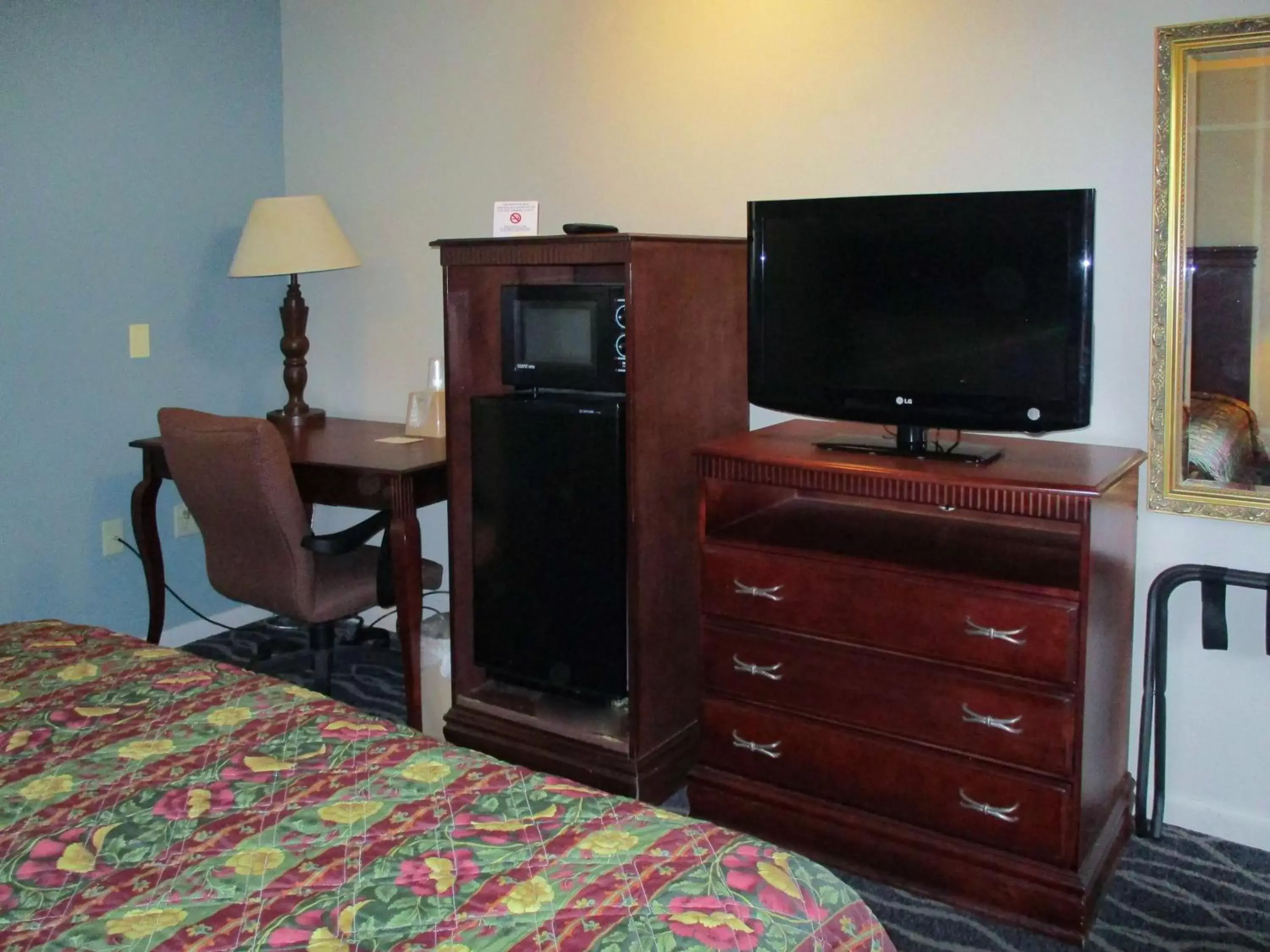 Photo of the whole room, TV/Entertainment Center in Motel 6-Shartlesville, PA