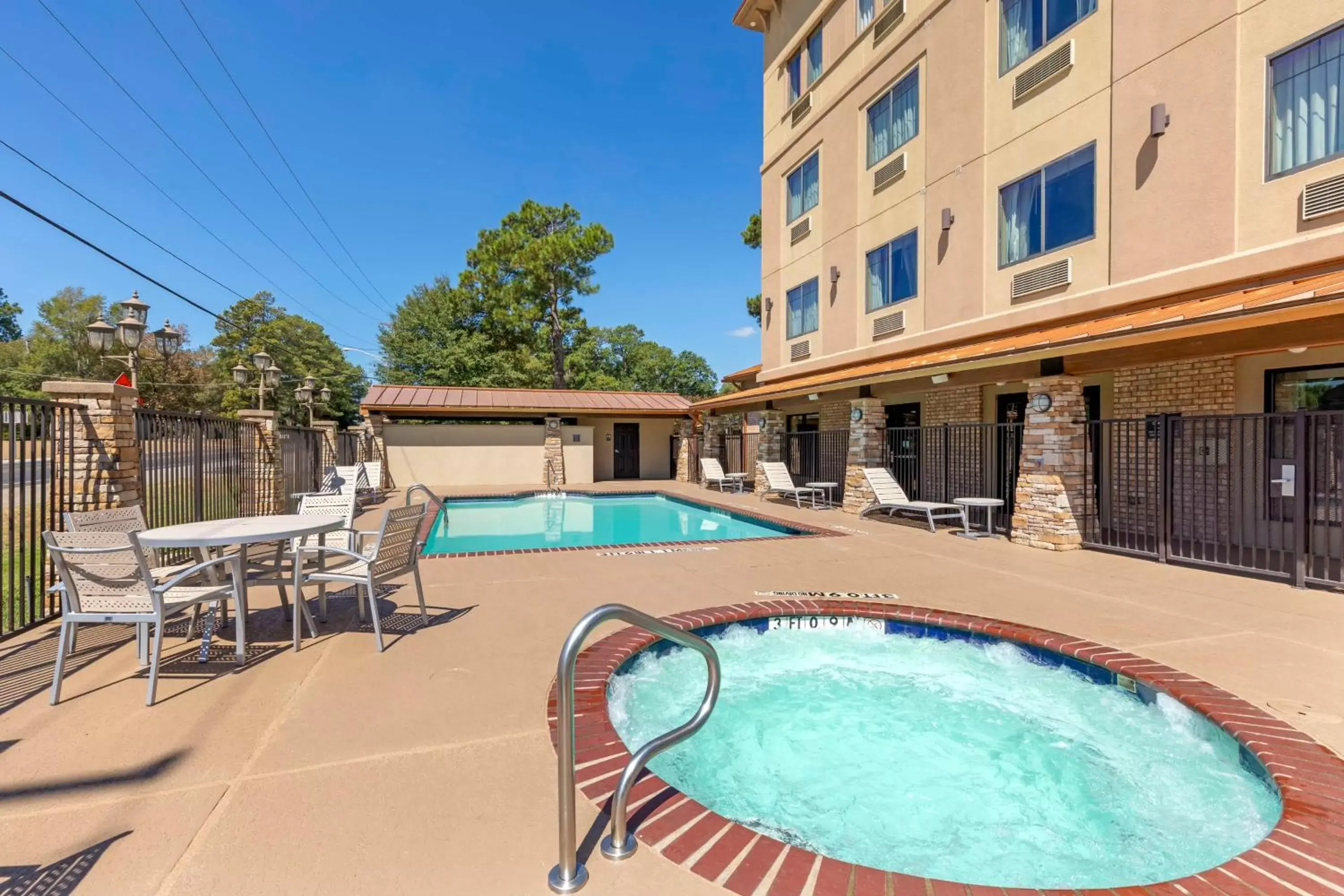 Pool view, Swimming Pool in Best Western Plus Classic Inn and Suites