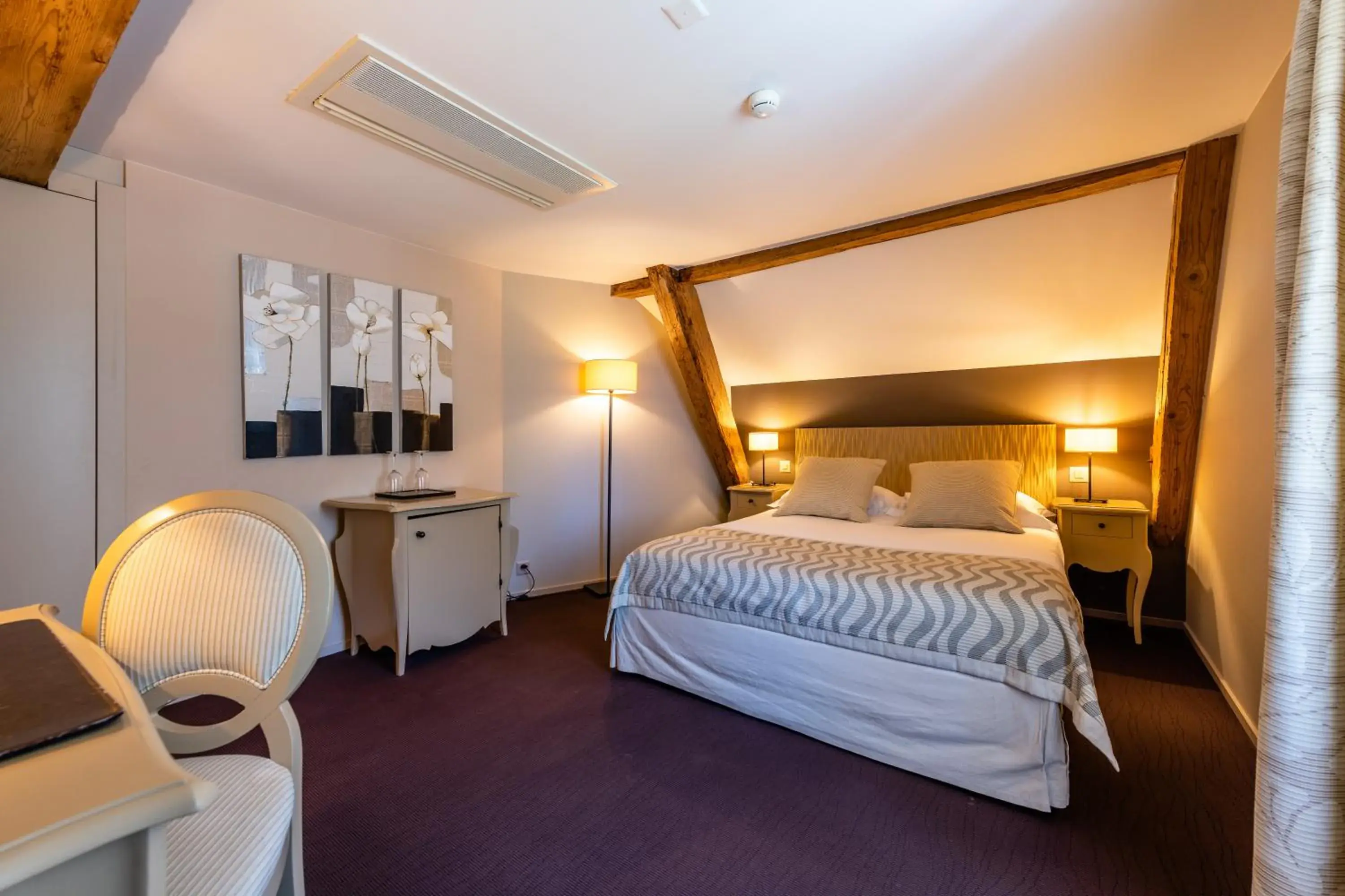 Property building, Bed in Hostellerie Le Petit Manoir Property building, Bed in Hostellerie Le Petit Manoir