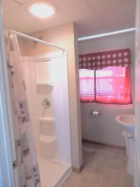 Bathroom in White Caps Motel