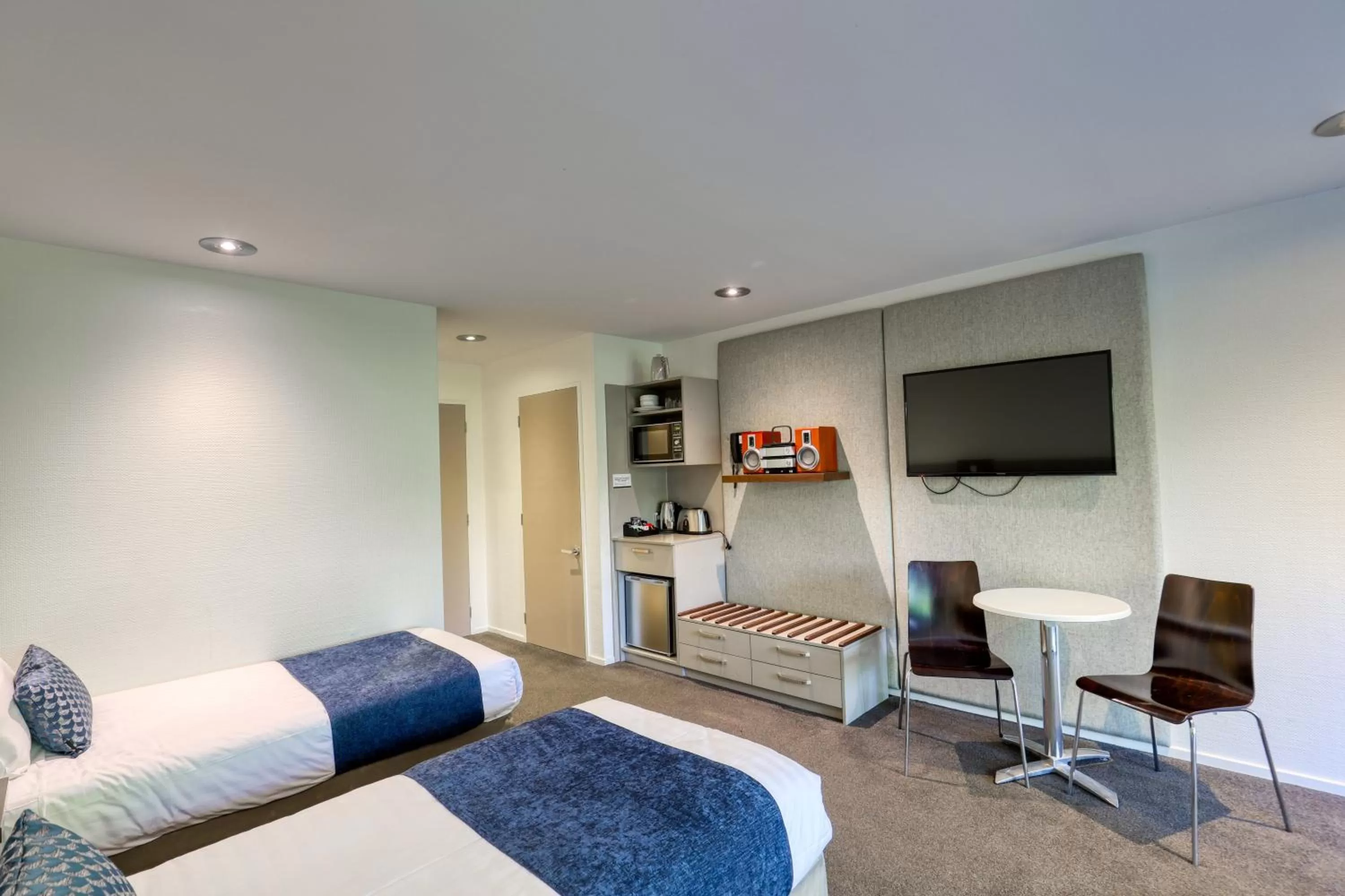 Bedroom, Bed in Garden Court Suites & Apartments