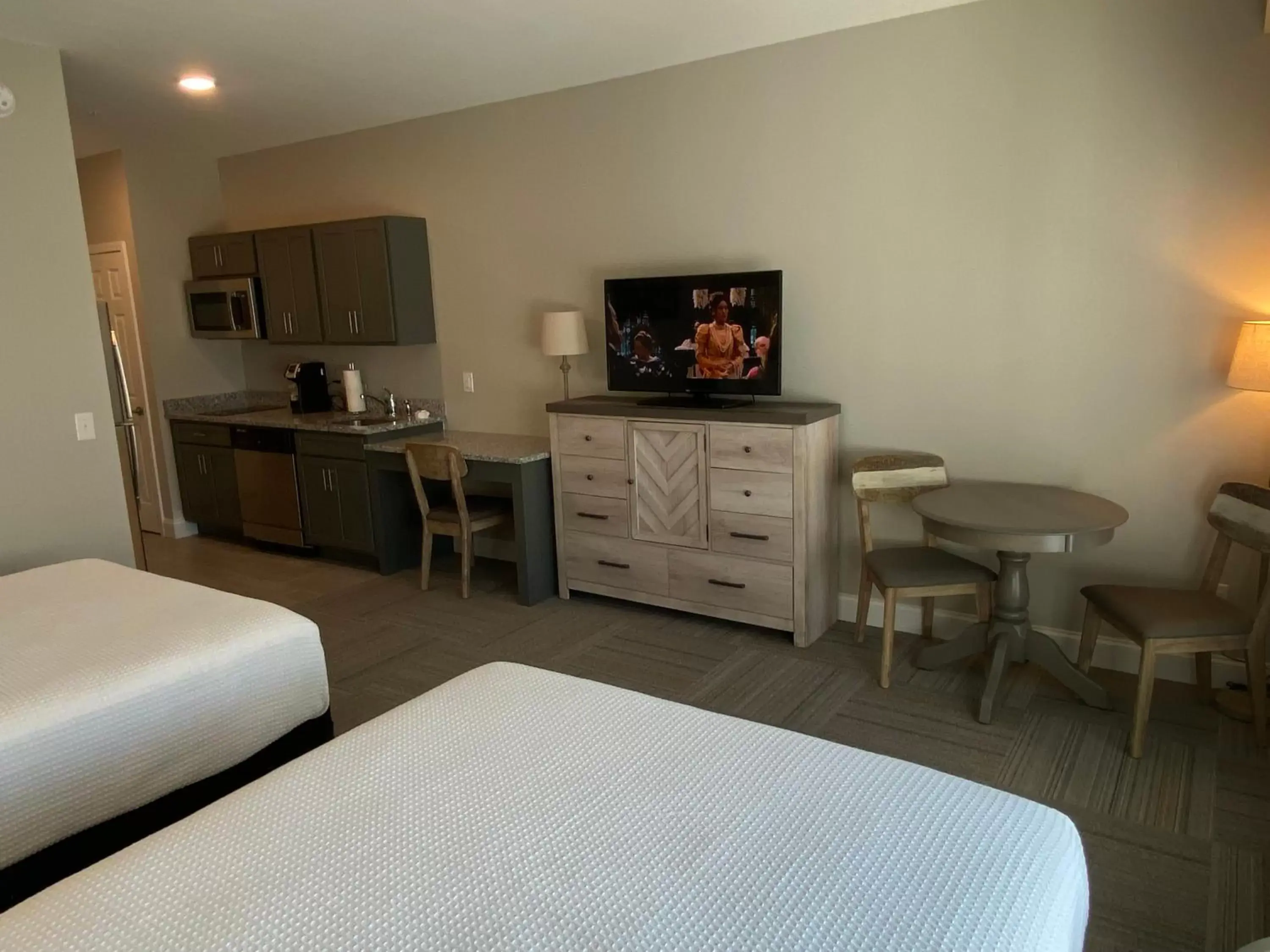 Seating area, TV/Entertainment Center in River Hotel of Southport