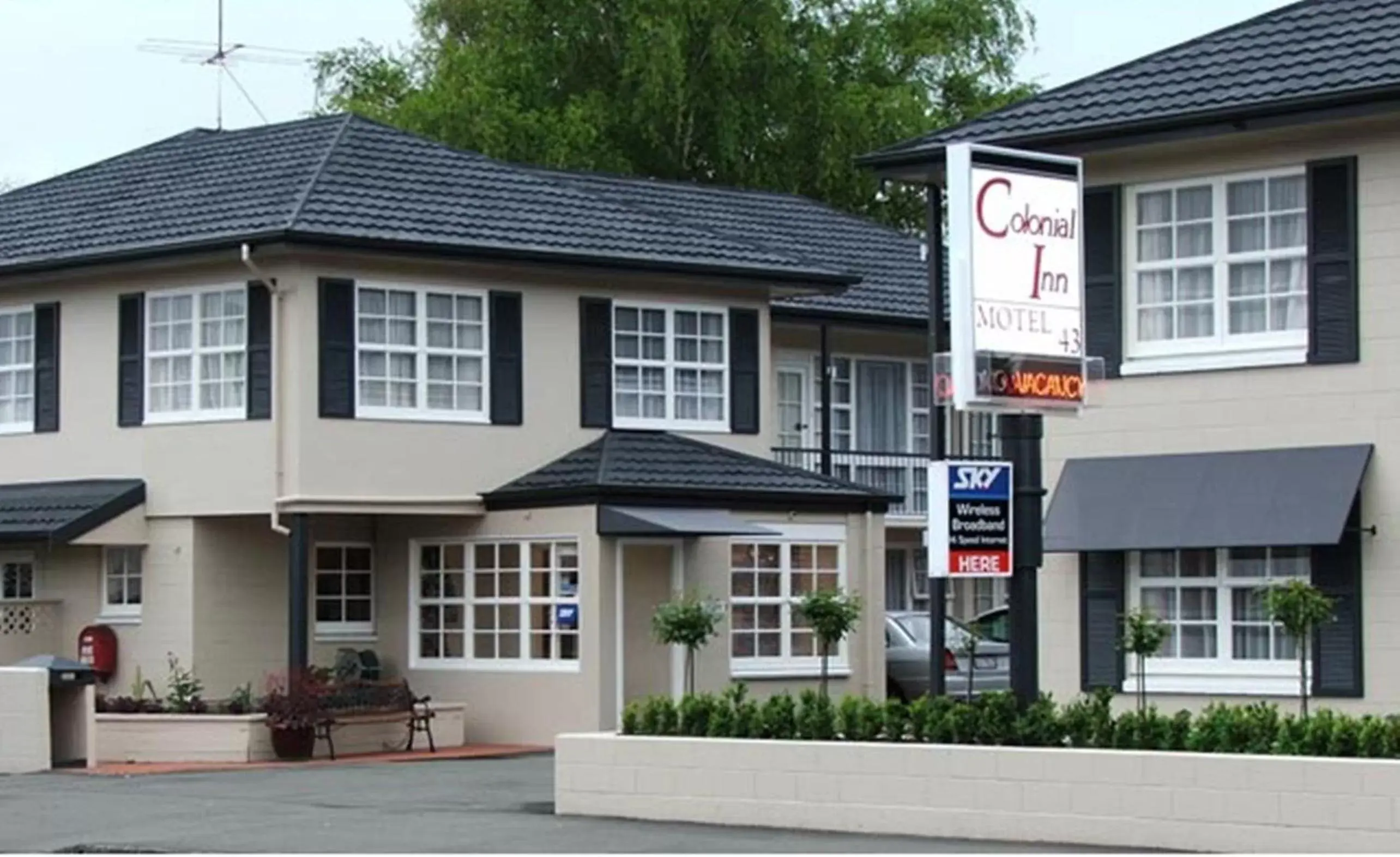 Facade/entrance in Colonial Inn Motel