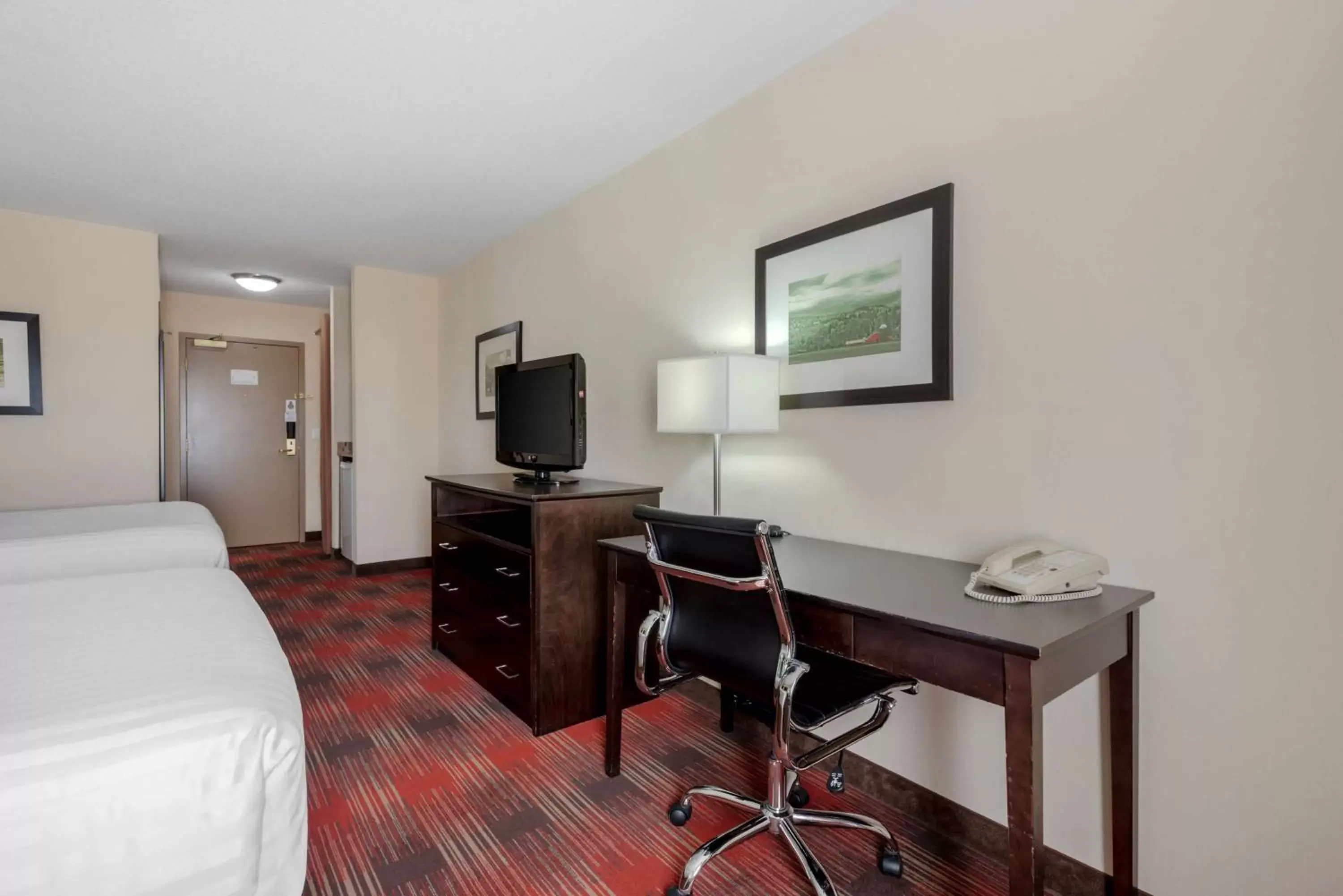 Bedroom, TV/Entertainment Center in Best Western Plus Red Deer Inn & Suite