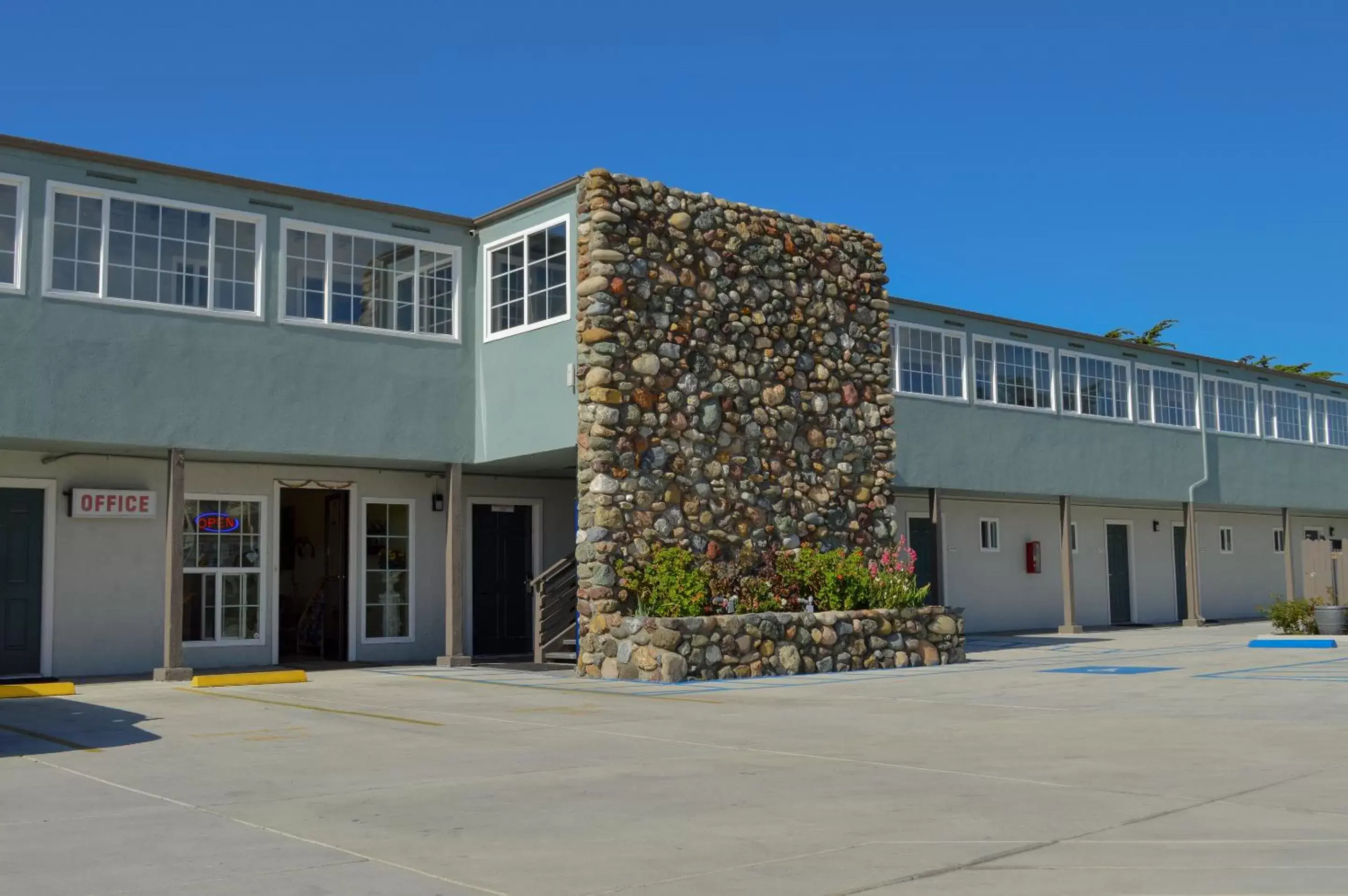 Property Building in Sea Breeze Inn - San Simeon