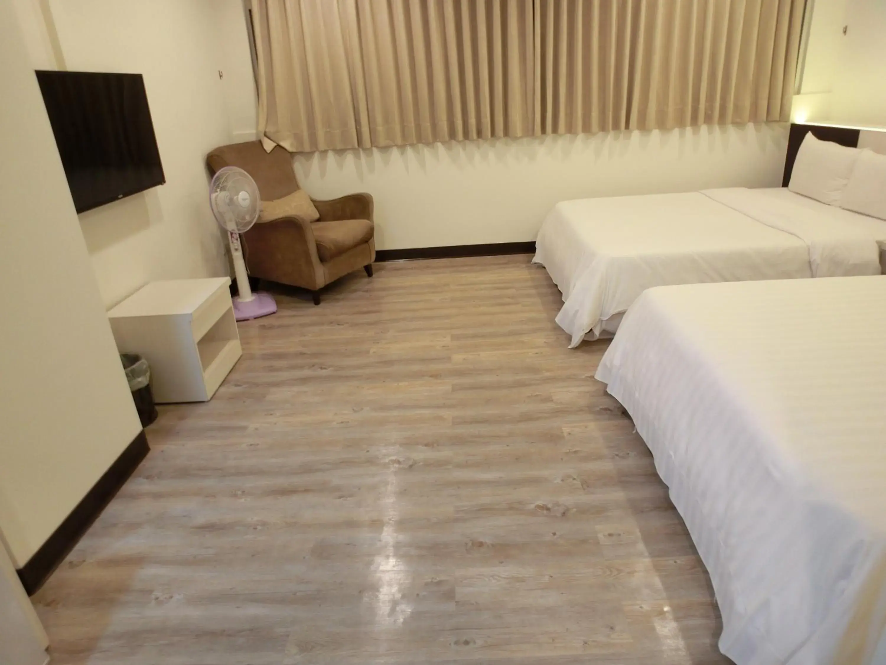 Photo of the whole room, Bed in Lotus Yuan Business Hotel