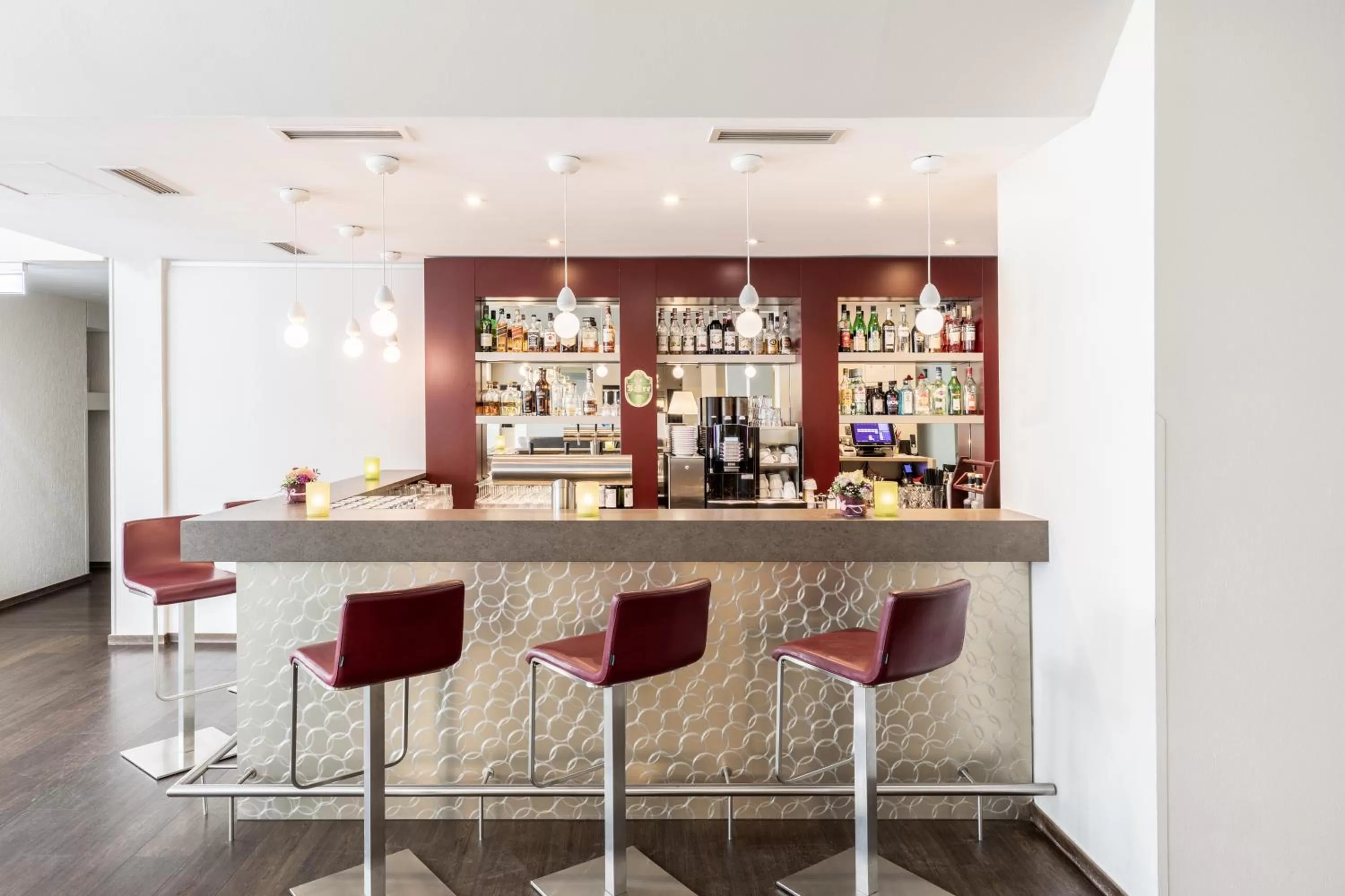 Lounge or bar in Garner Hotel Osnabrück by IHG