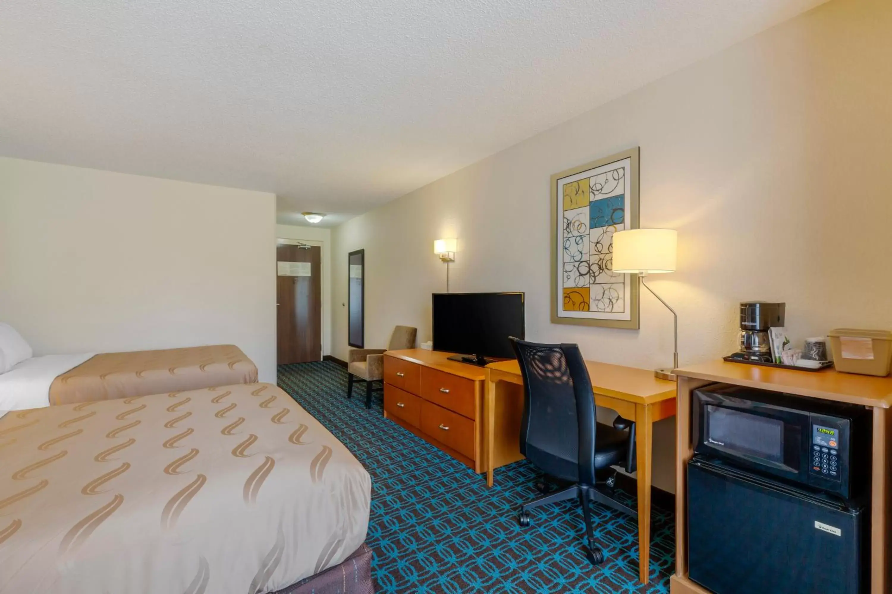 Bed, TV/Entertainment Center in Quality Inn & Suites Sandusky