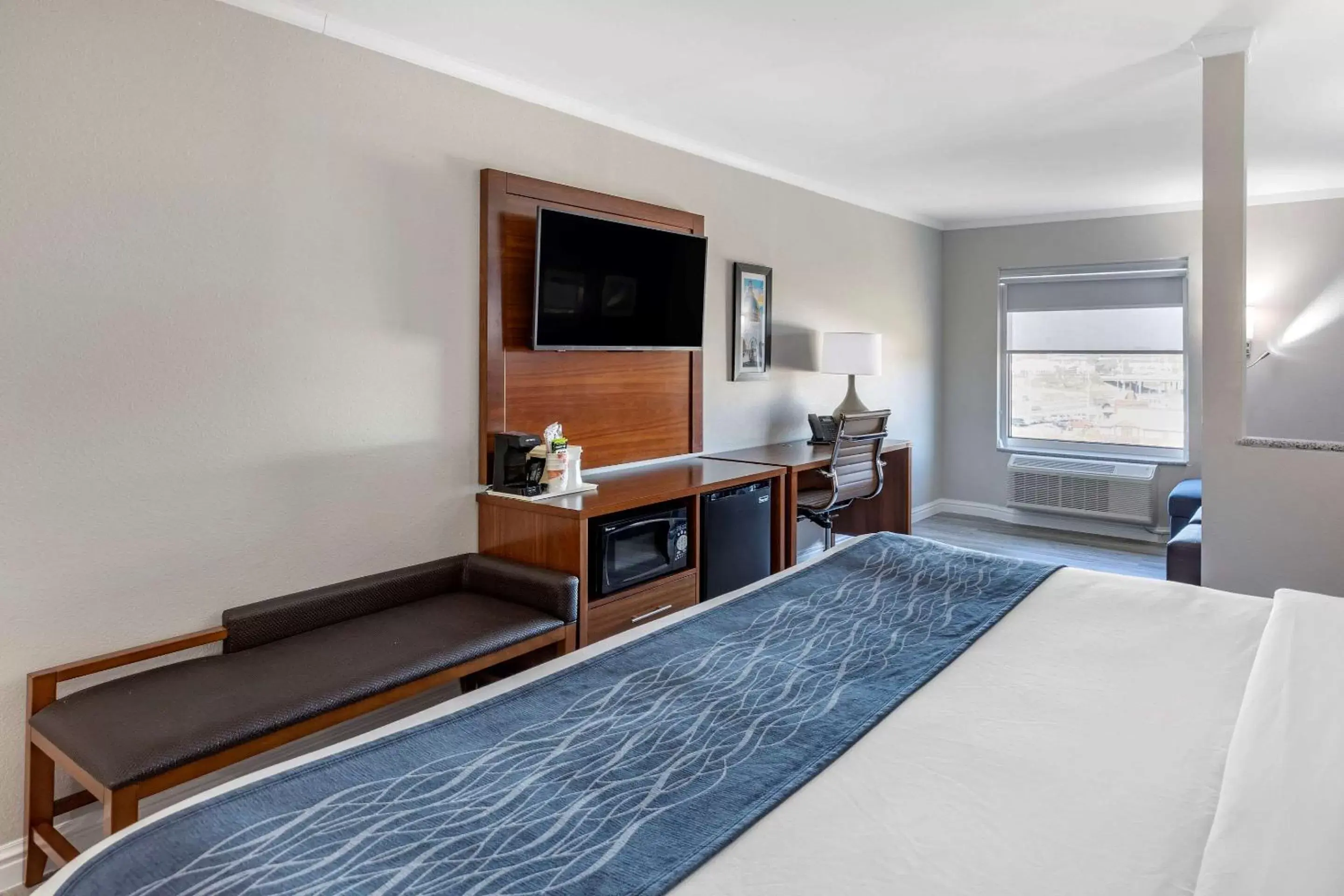 Bedroom, Bed in Comfort Suites St Louis - Sunset Hills