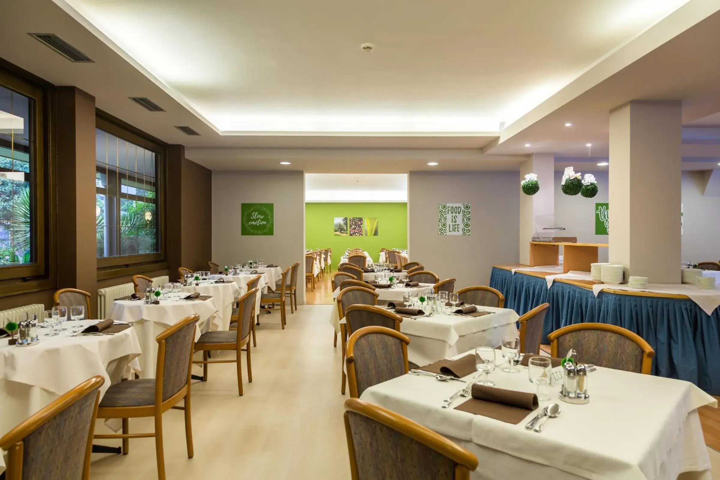 Restaurant/Places to Eat in Brione Green Resort