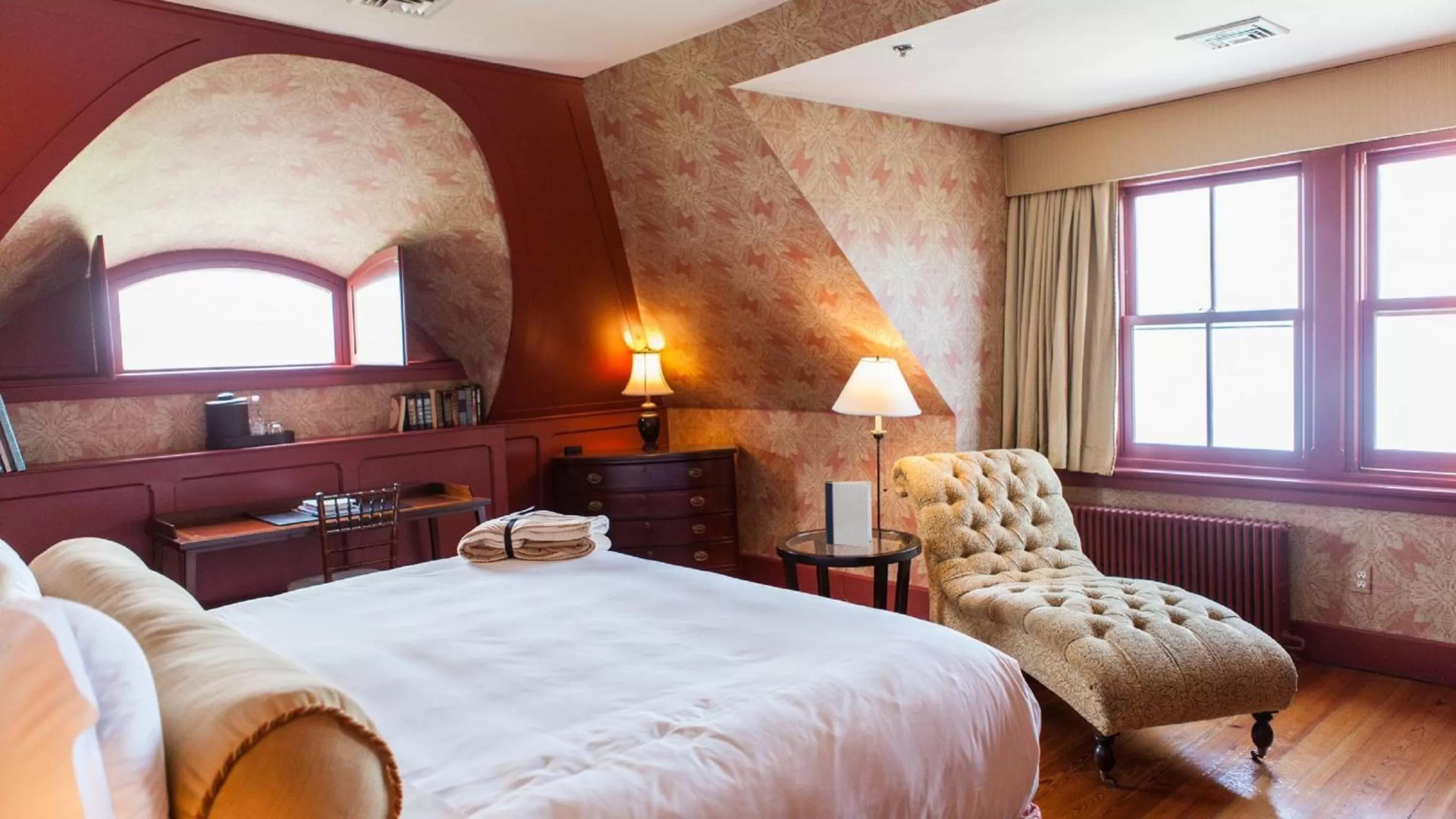 Photo of the whole room, Bed in Castle Hill Inn
