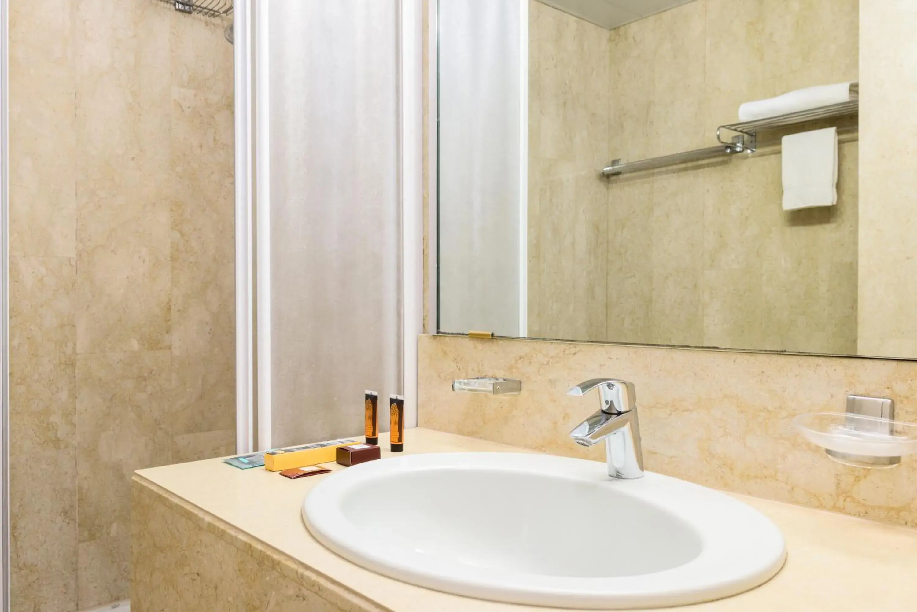 Shower, Bathroom in B&B Hotel Milano Aosta