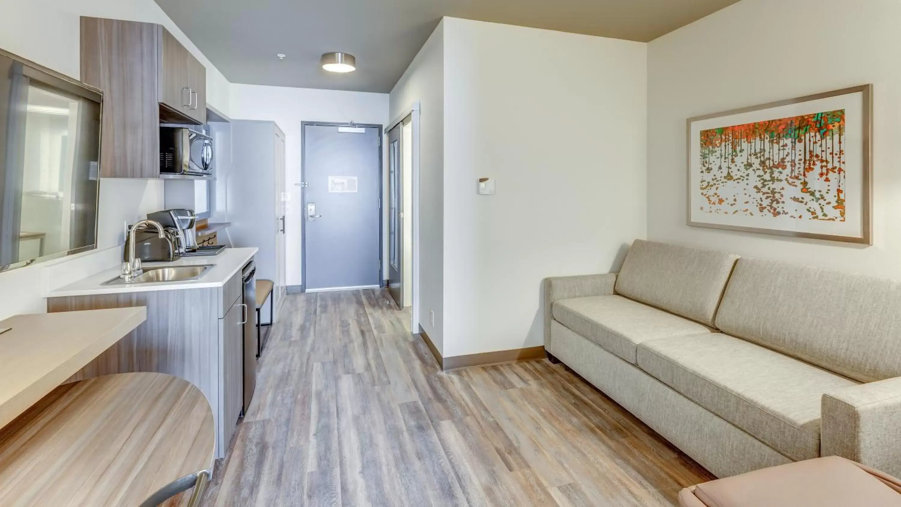 Kitchen or kitchenette, Seating Area in Holiday Inn Bellingham, an IHG Hotel