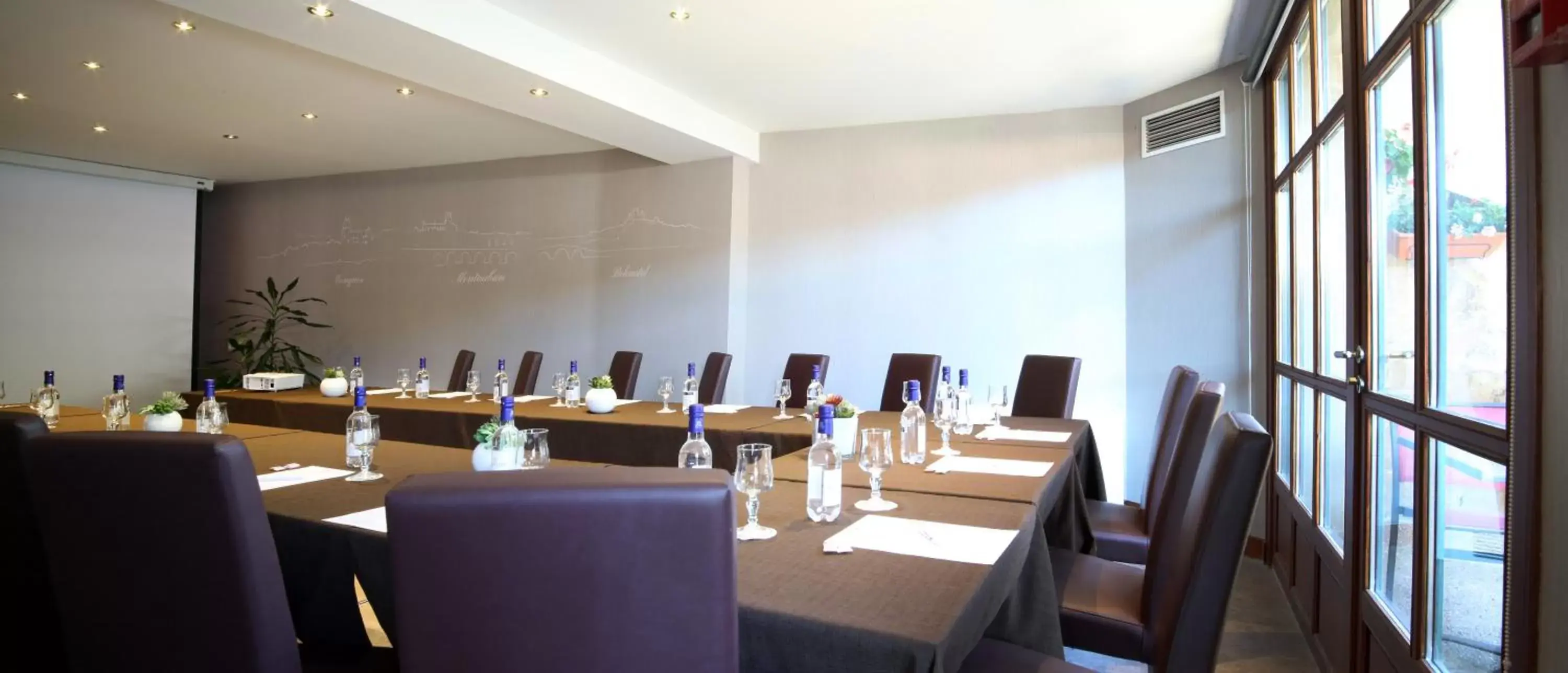 Meeting/conference room in Best Western Le Pont d'Or