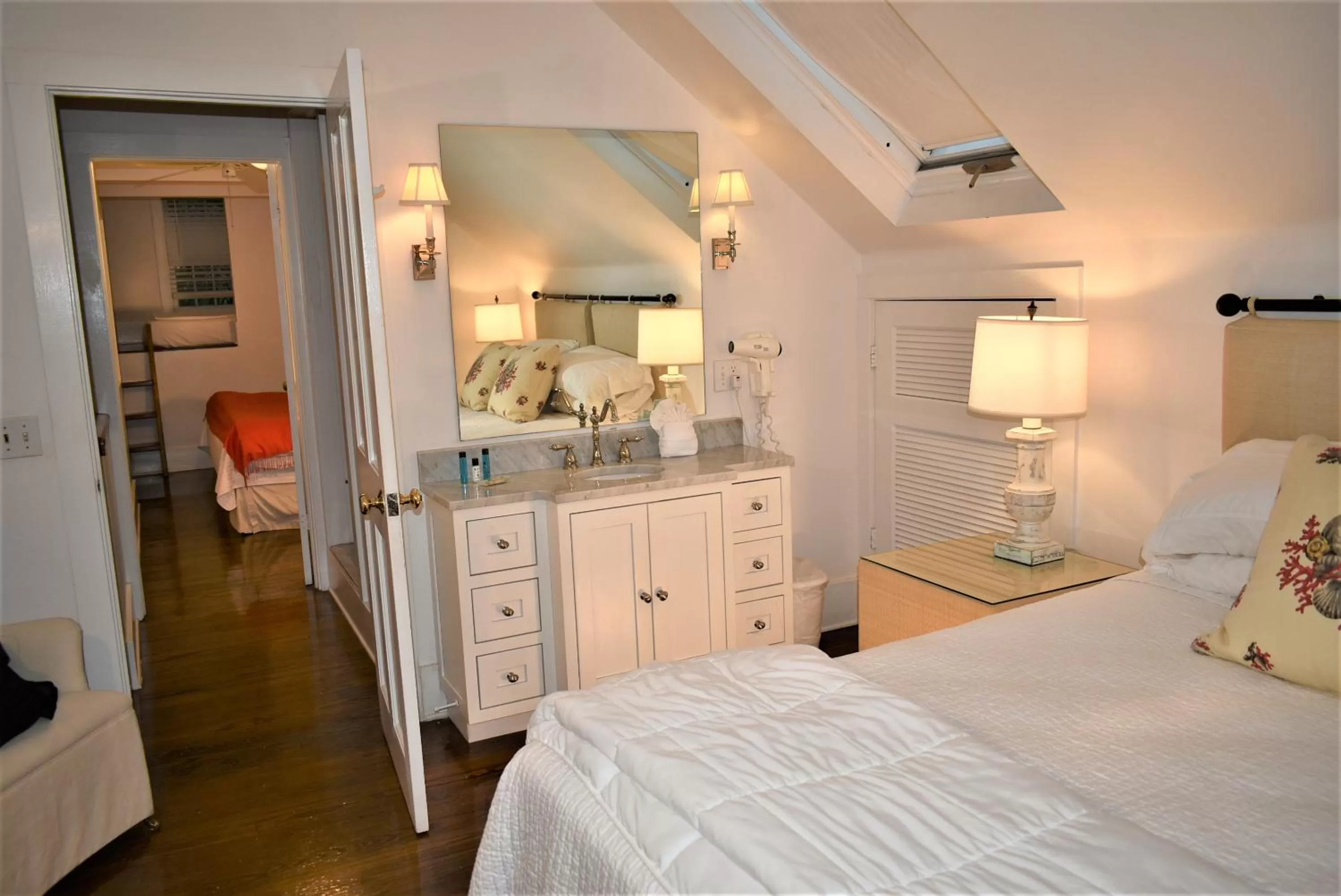 Bedroom, Bed in Simonton Court Historic Inn & Cottages