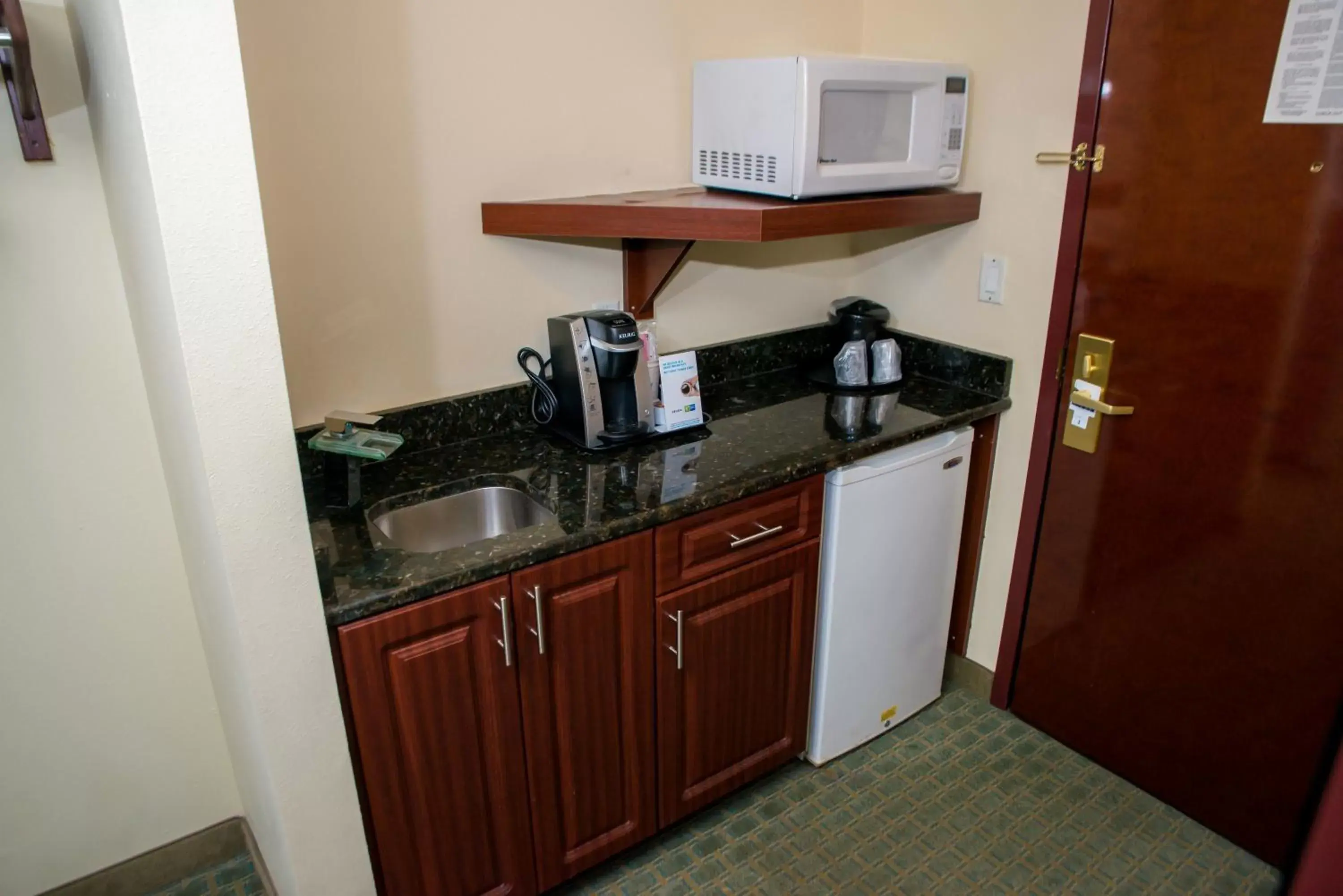 Photo of the whole room, Kitchen/Kitchenette in Holiday Inn Express Hotel & Suites Cocoa, an IHG Hotel