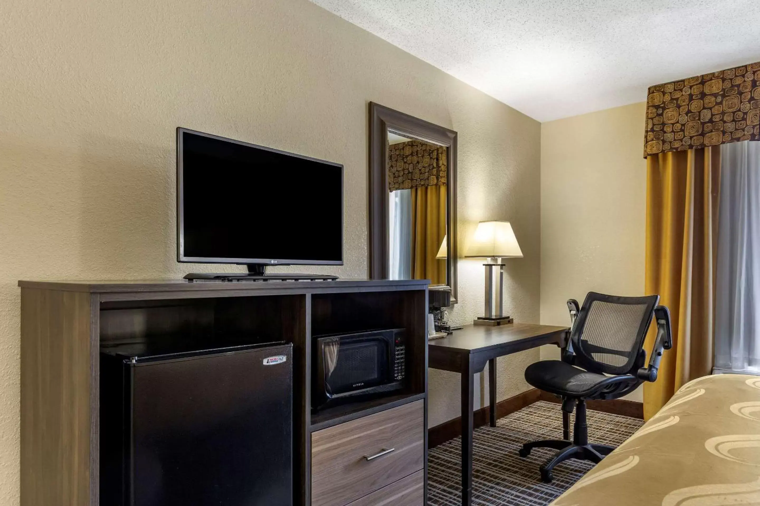 Photo of the whole room, Seating Area in Quality Inn & Suites - Greensboro-High Point