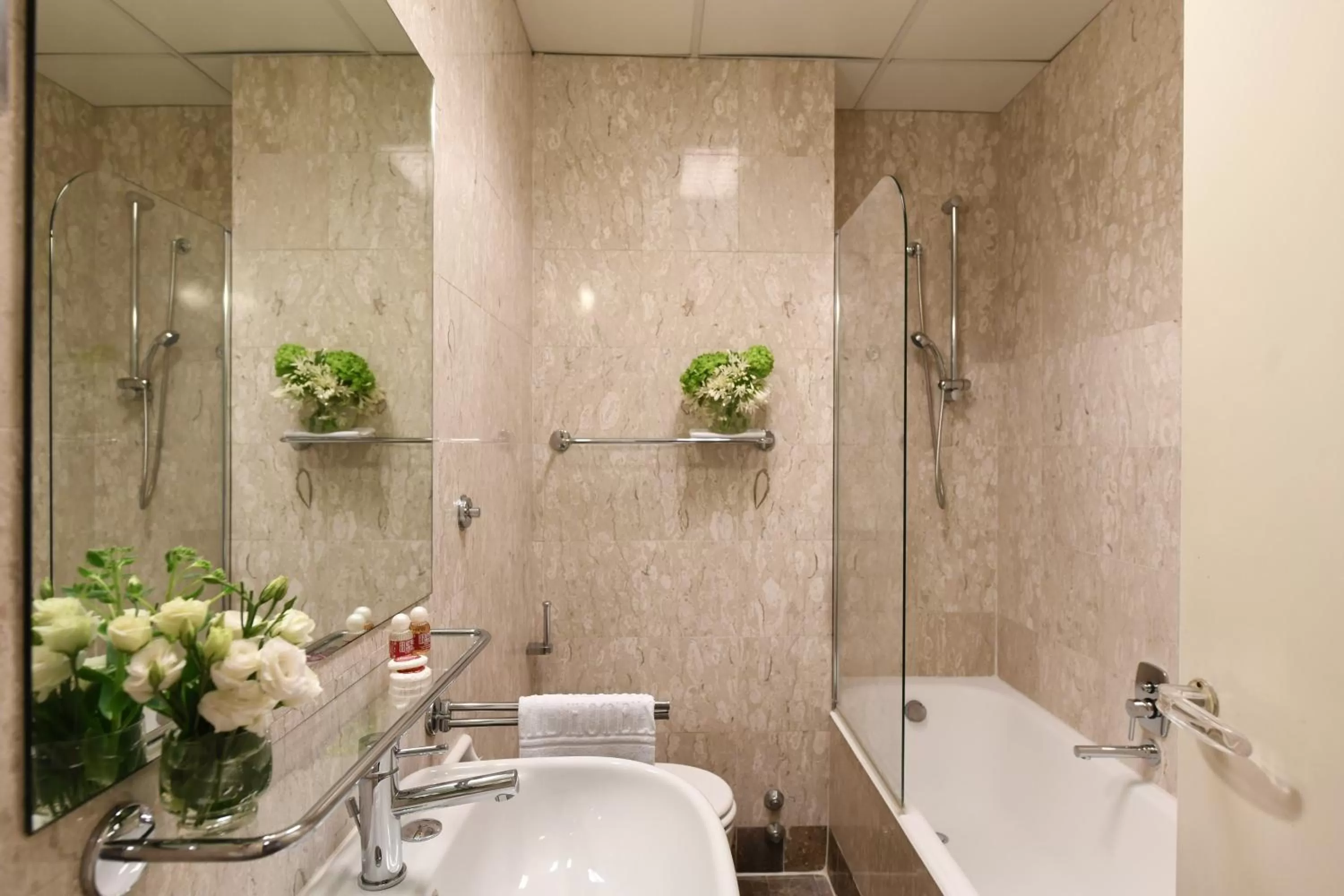 Shower in Bettoja Hotel Massimo d'Azeglio