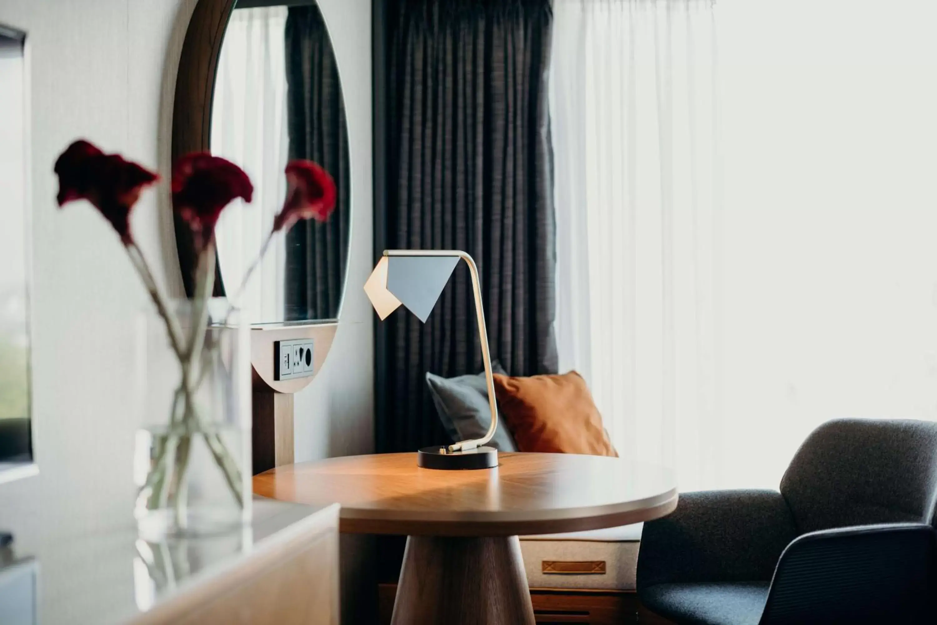 Photo of the whole room, Seating Area in Hilton Frankfurt City Centre