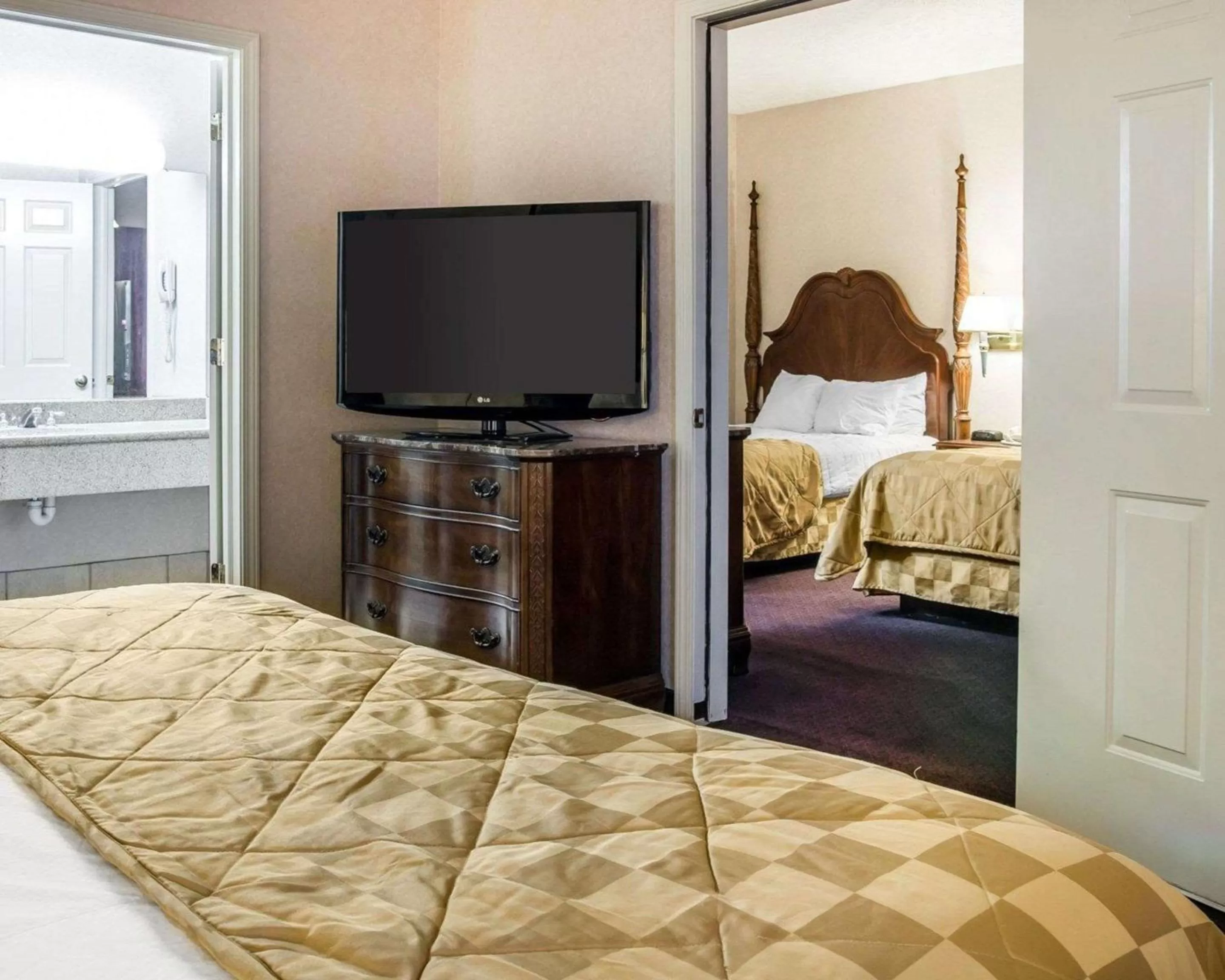 Photo of the whole room, Bed in Clarion Hotel Mackinaw City Beachfront