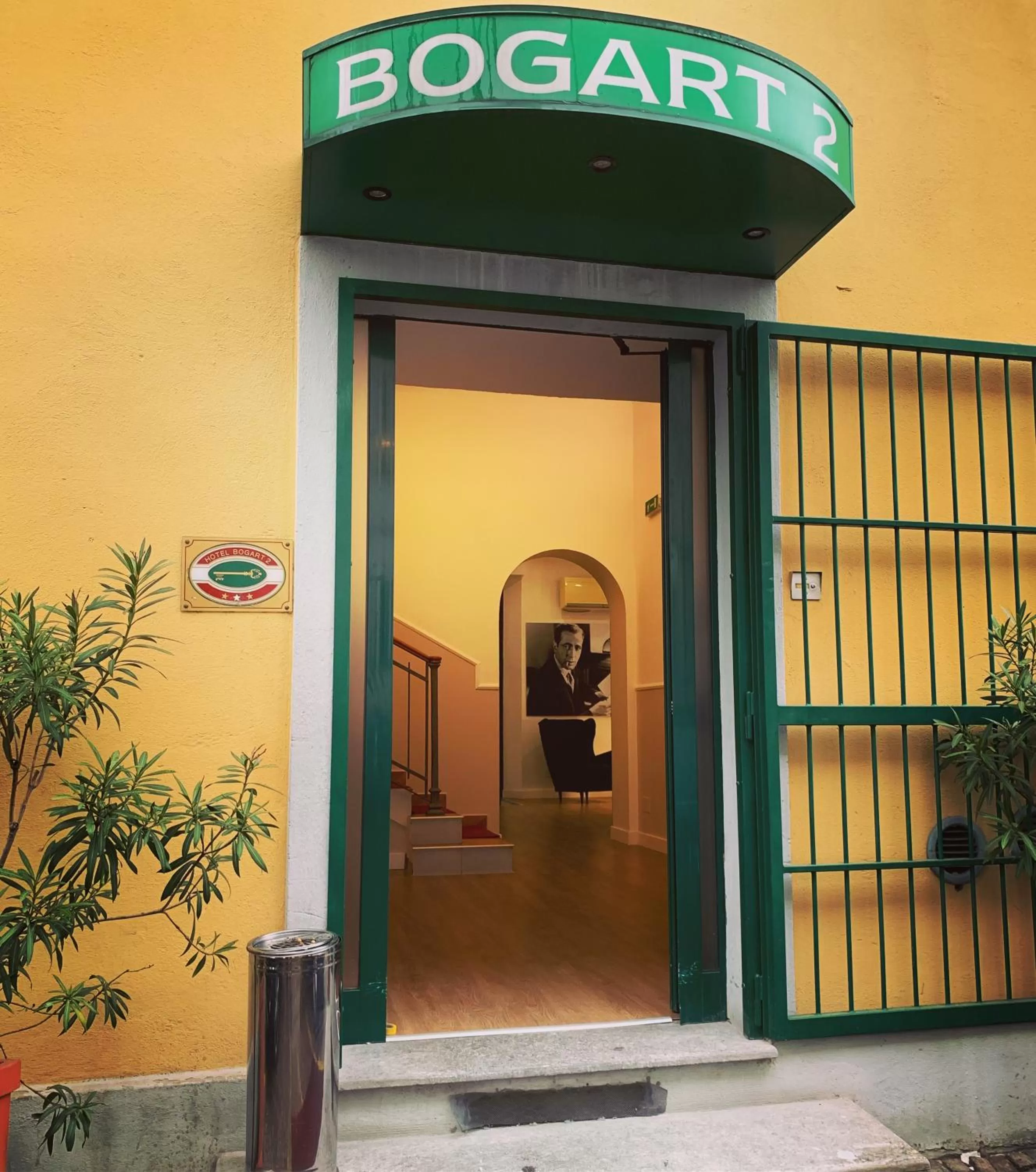 Facade/entrance in Hotel Bogart 2