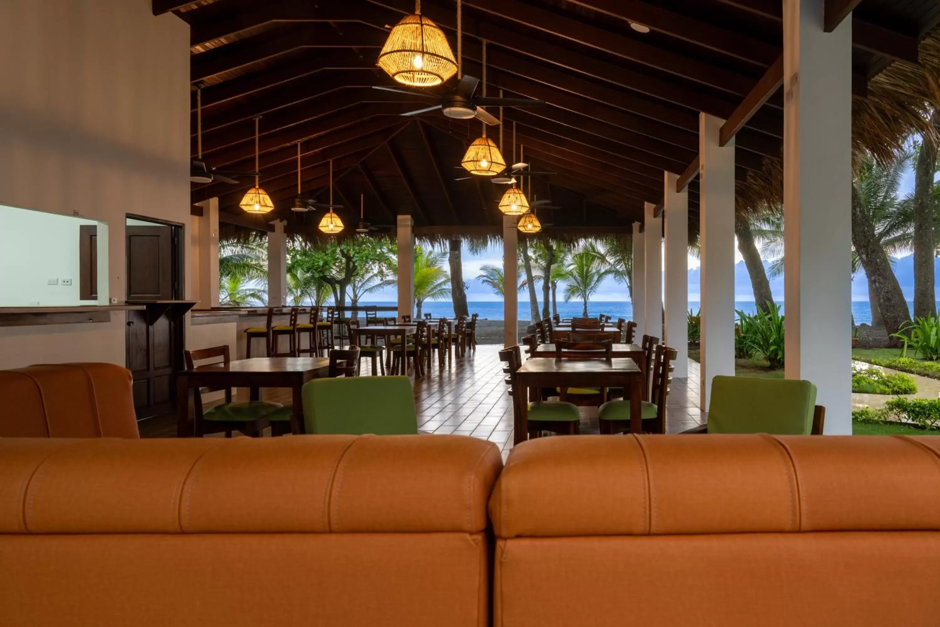 Seating area, Lounge/Bar in Fuego del Sol Beachfront Hotel