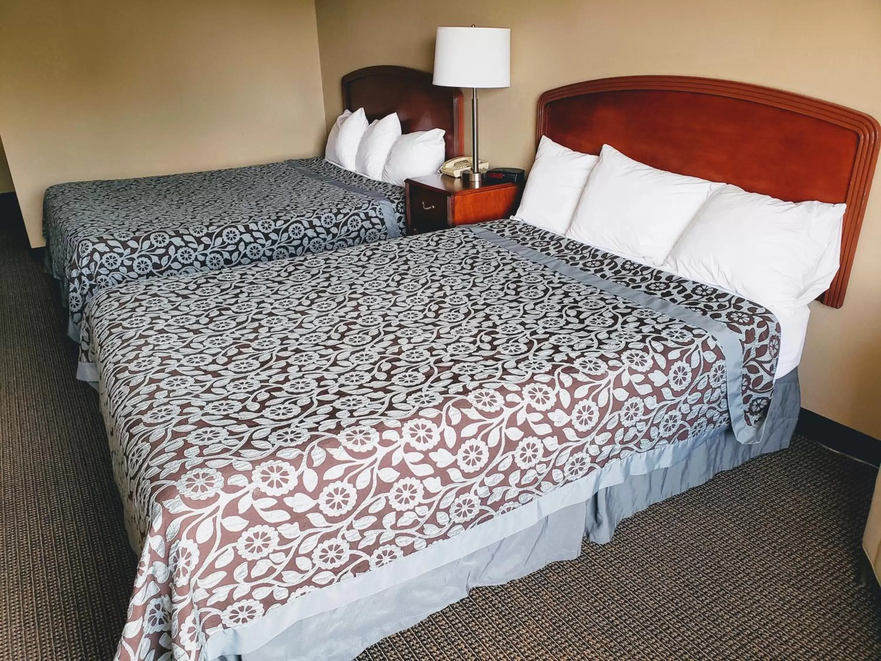 Bed in Days Inn & Suites by Wyndham of Morris