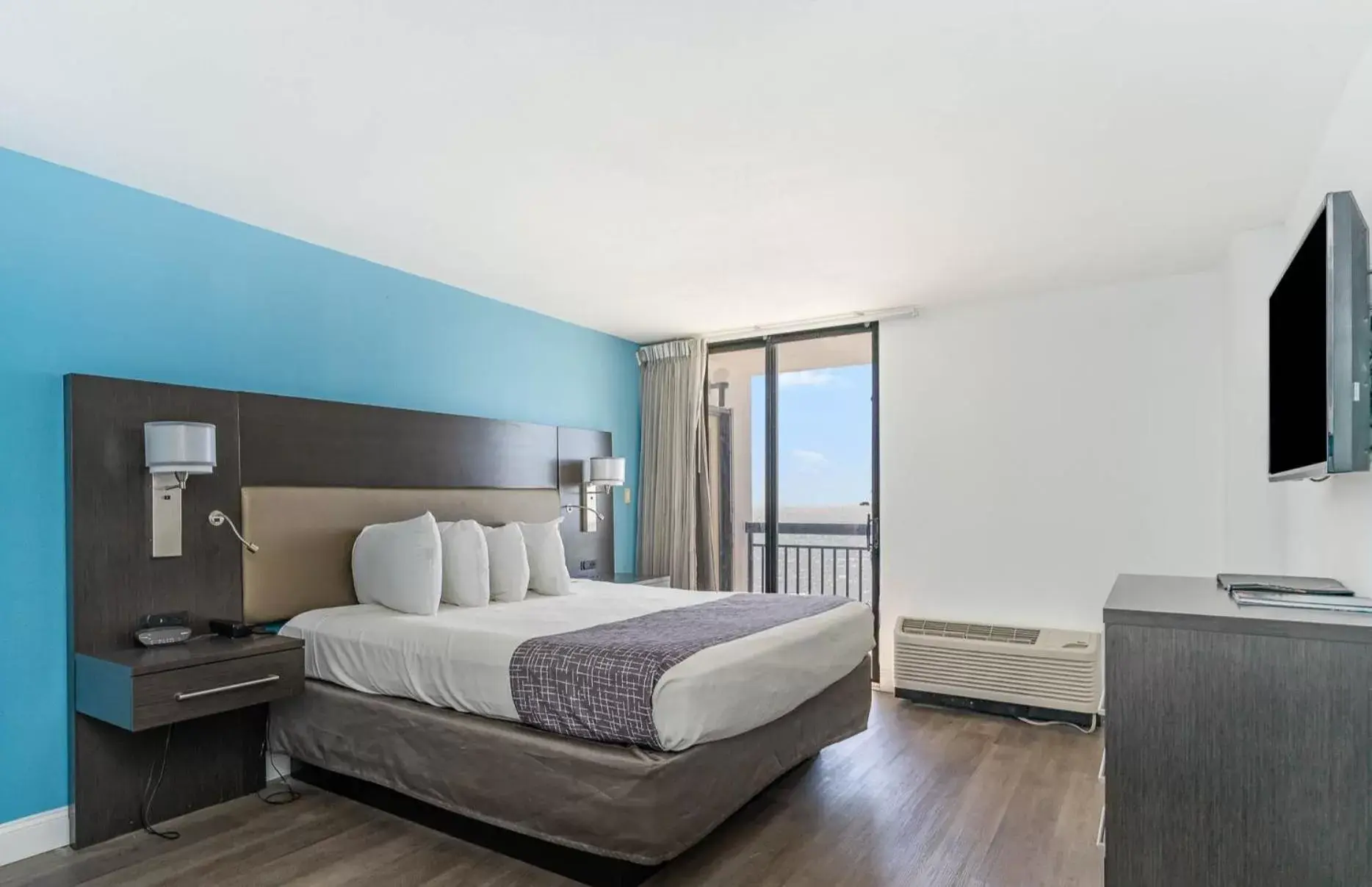 Bedroom, Bed in Sun N Sand Resort