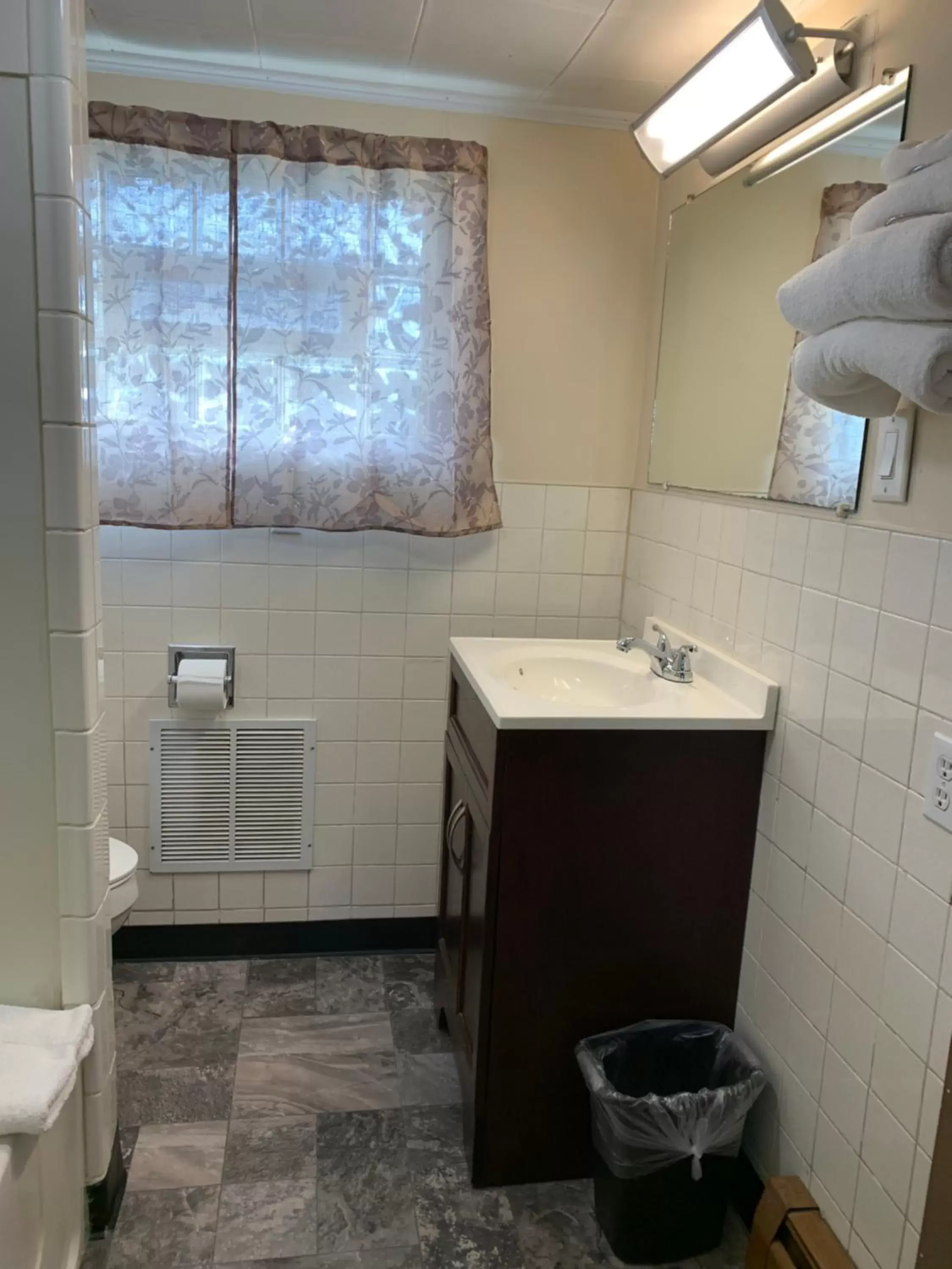 Bathroom in Budget Inn