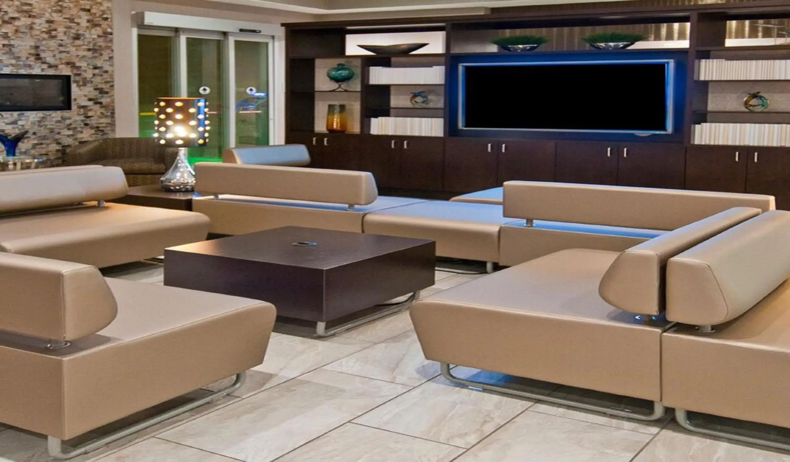 Lobby or reception, Lounge/Bar in Holiday Inn Austin Airport, an IHG Hotel