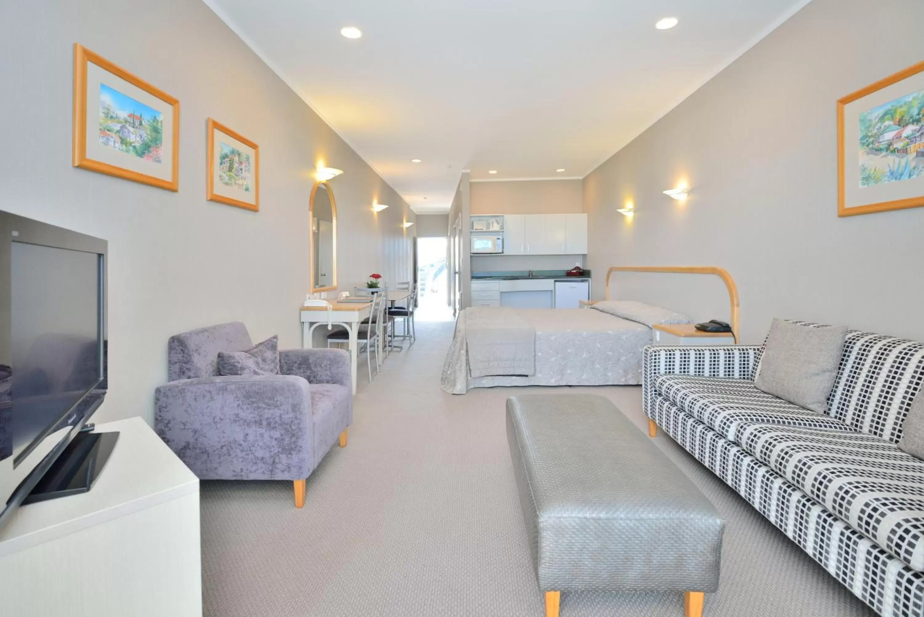 Photo of the whole room, Bed in Shoreline Motel Photo of the whole room, Bed in Shoreline Motel