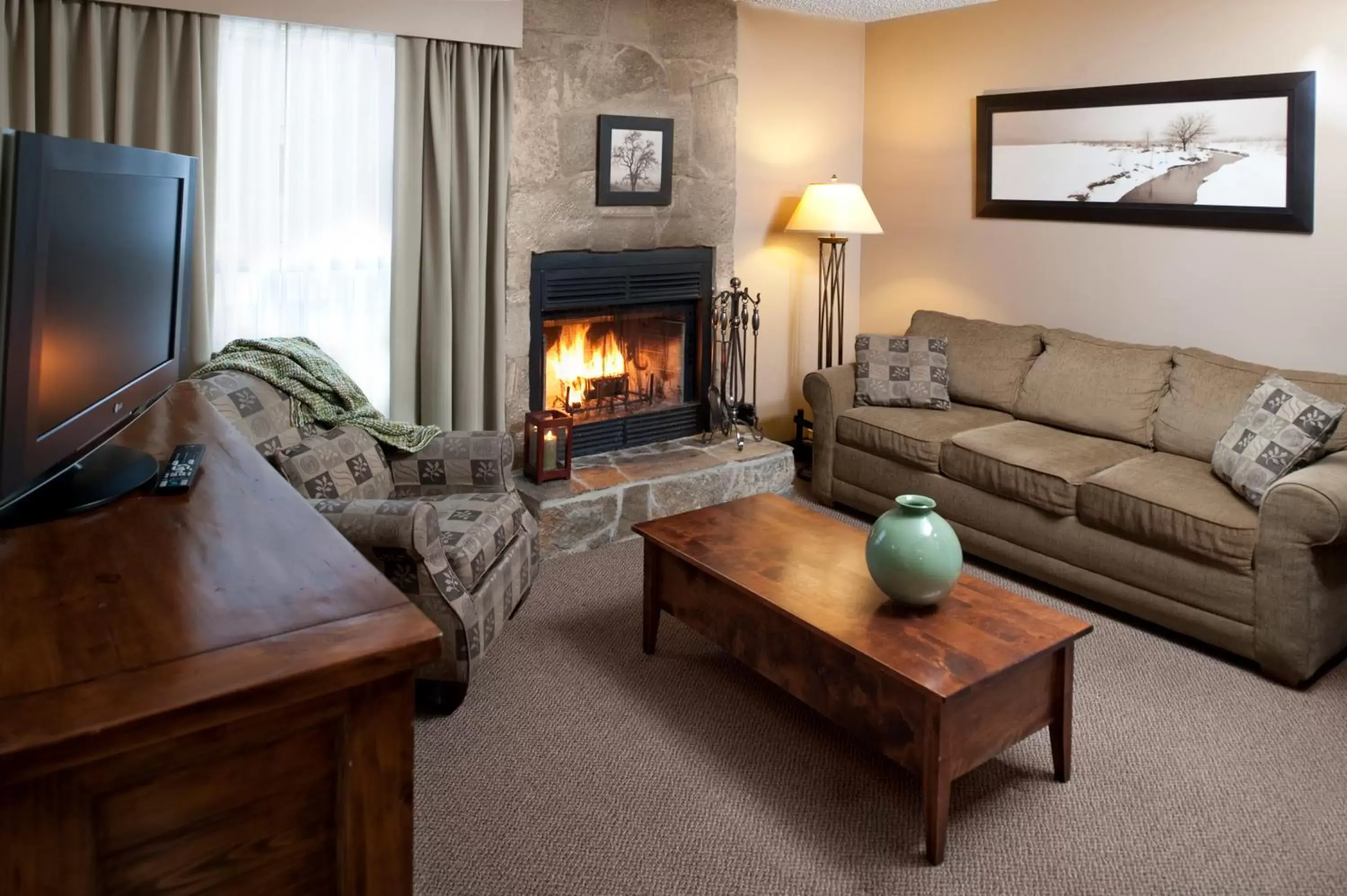 Photo of the whole room, Seating Area in Maligne Lodge