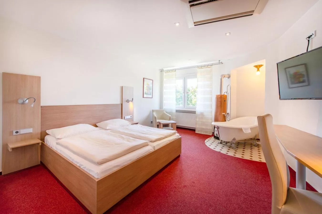 Photo of the whole room, Bed in Diehls Hotel