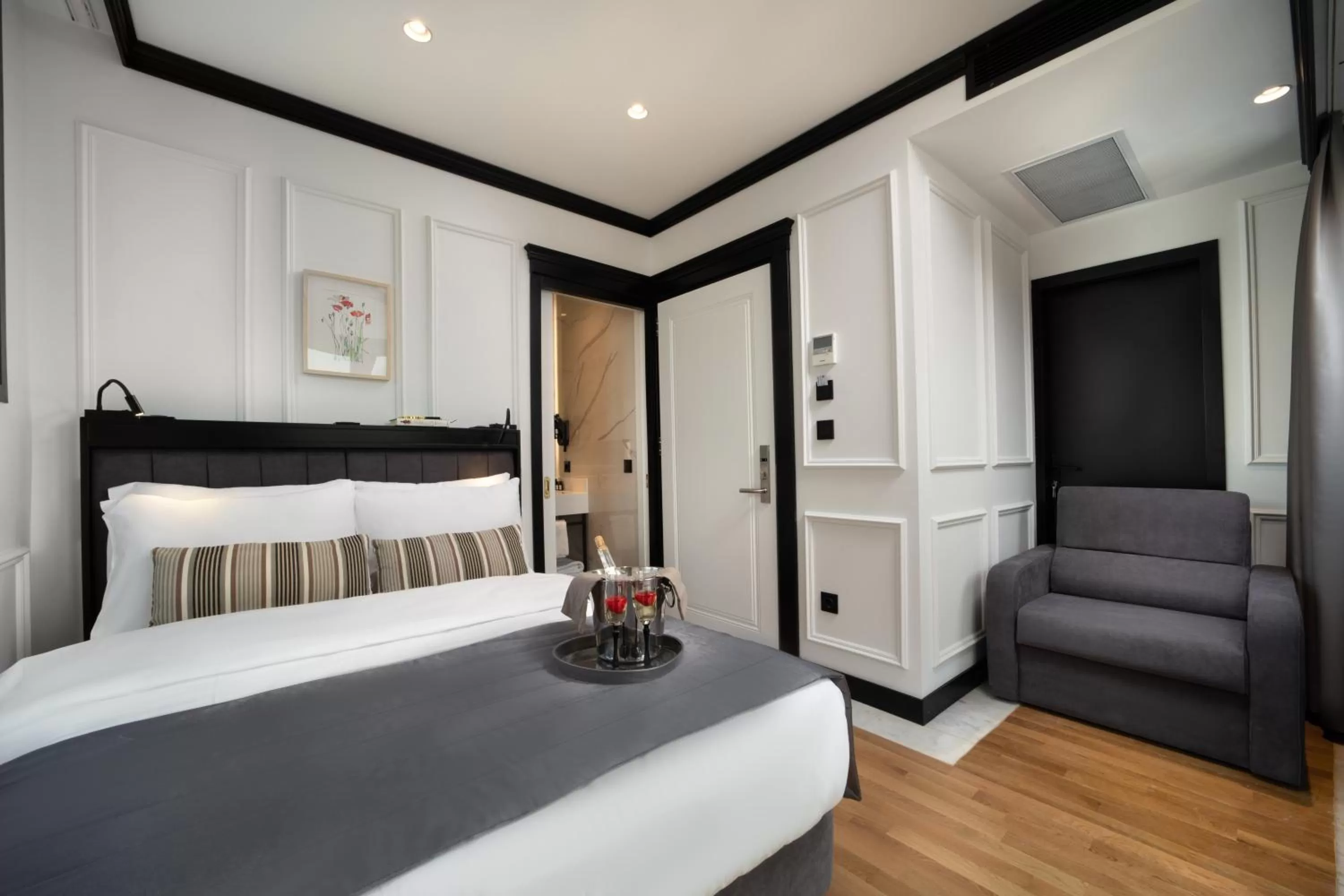 Photo of the whole room, Bed in The Trinity Hotel Taksim - Special Category