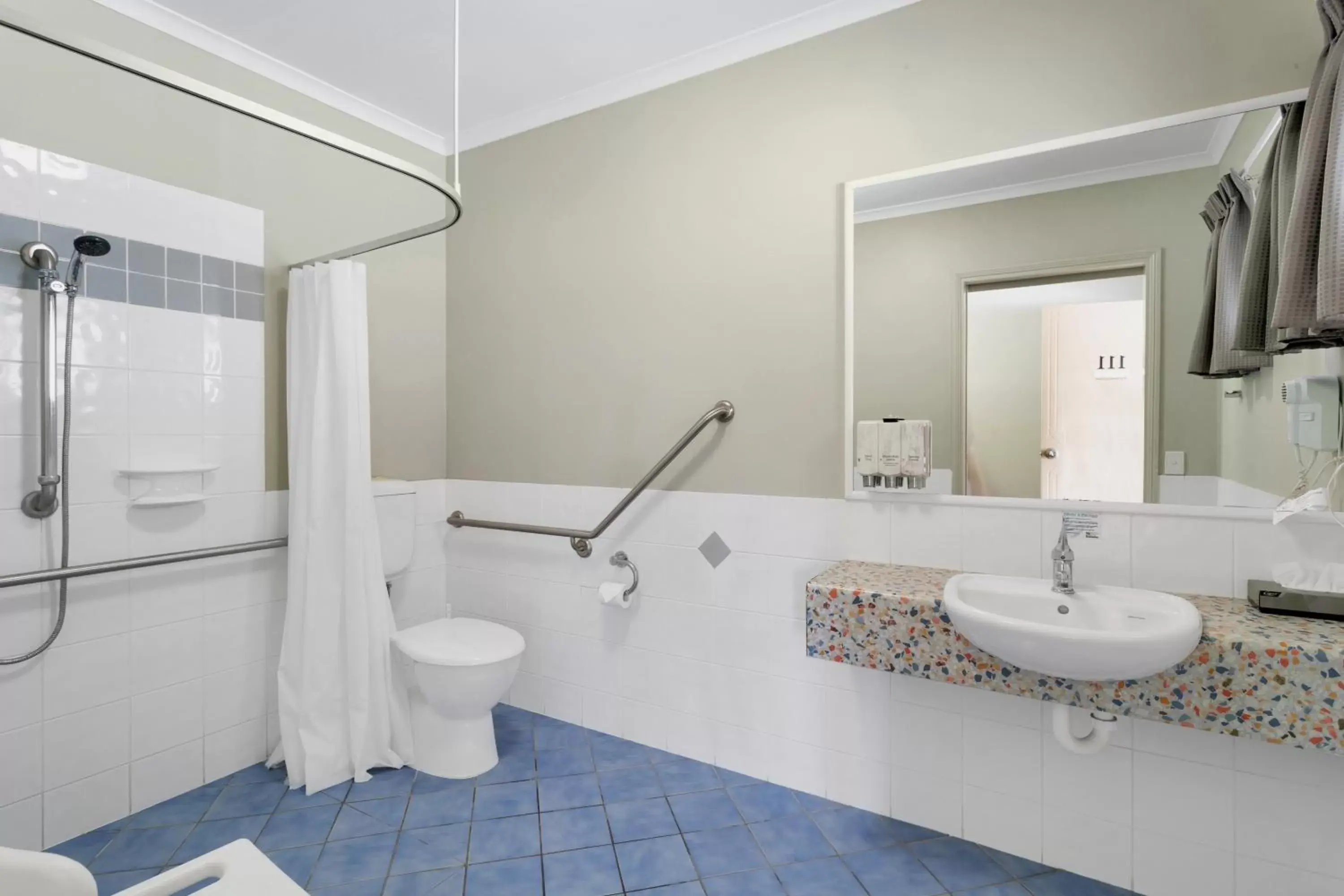 Shower, Bathroom in Mackay Resort Motel