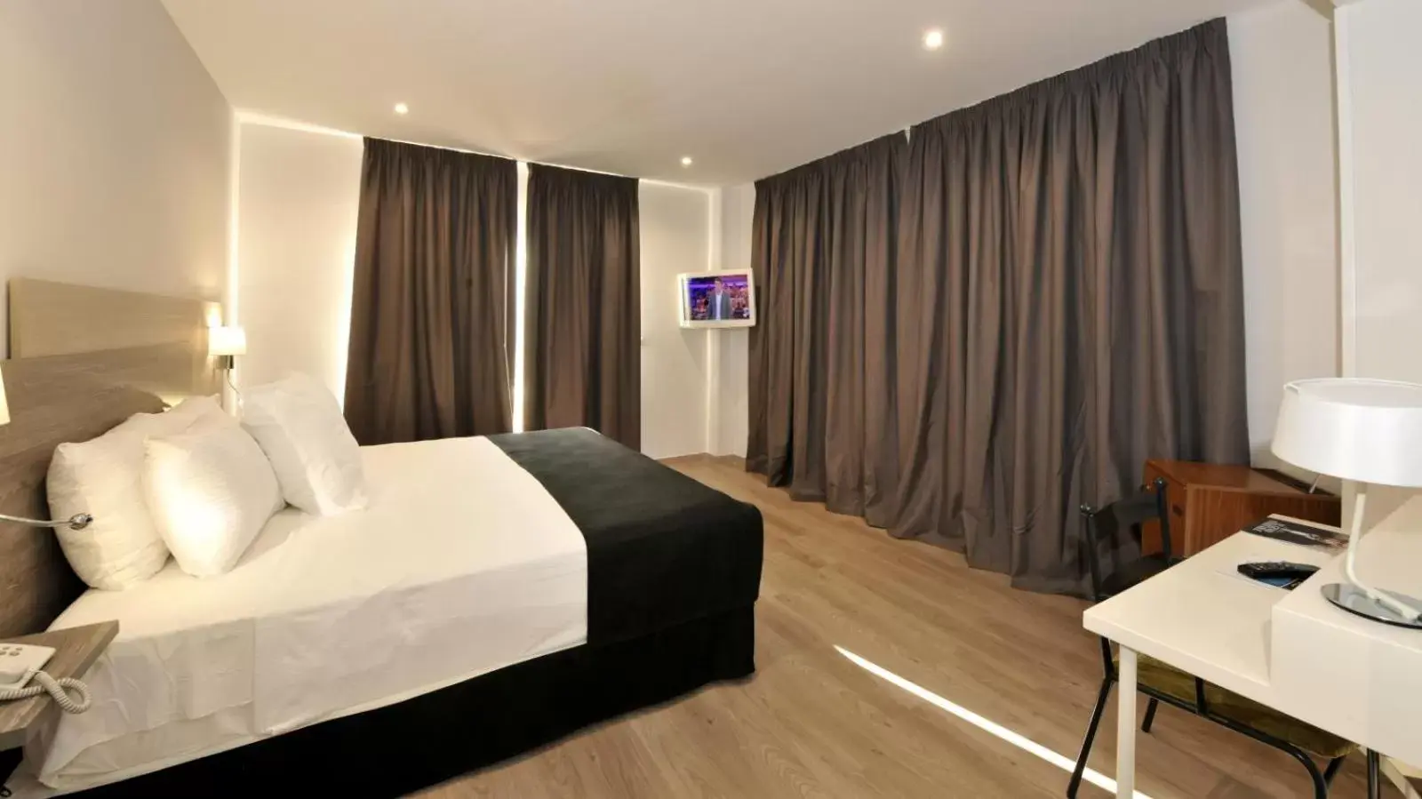 TV and multimedia in Hotel Salobreña Suites