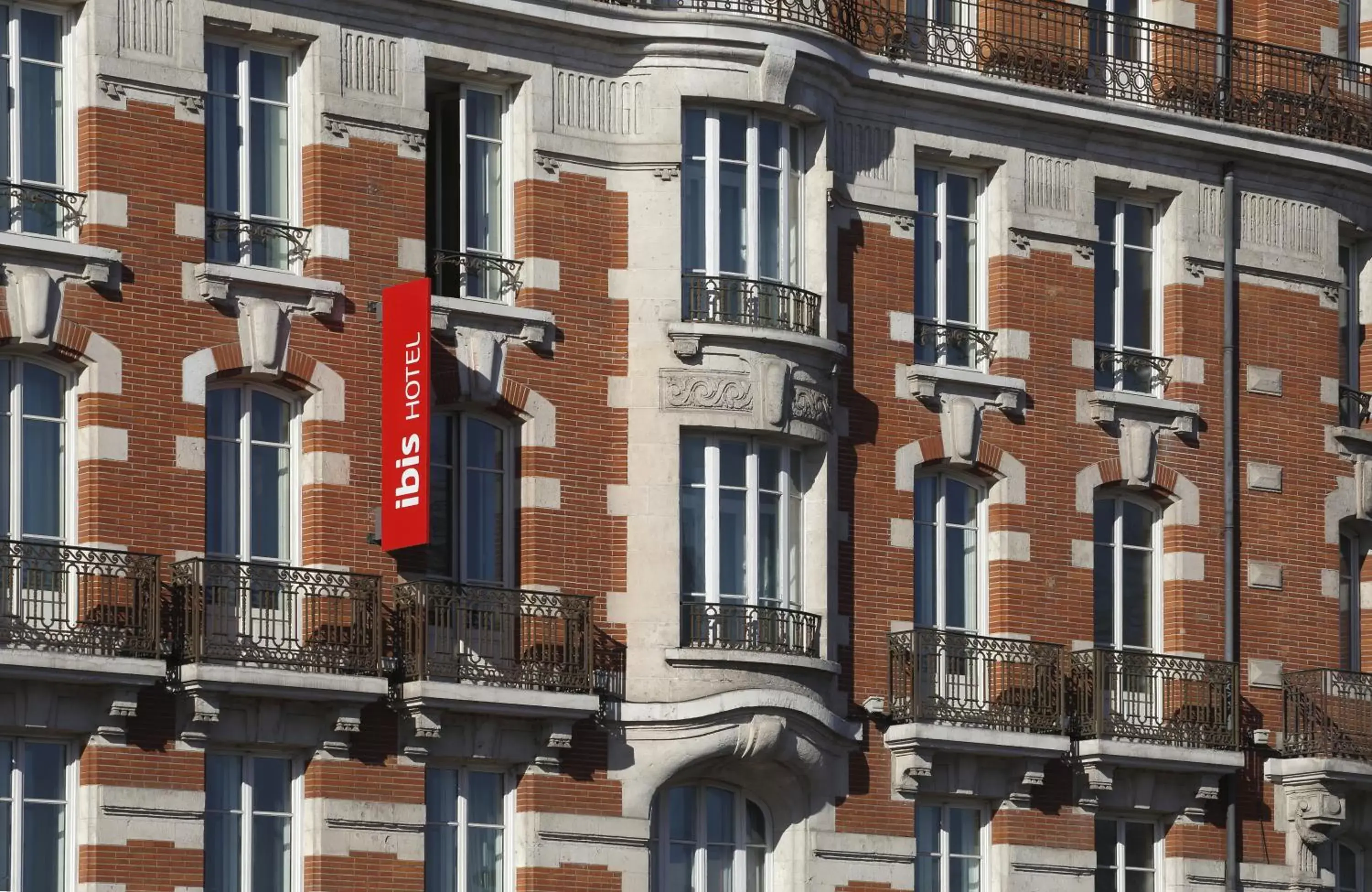 Facade/entrance in ibis Toulouse Gare Matabiau Facade/entrance in ibis Toulouse Gare Matabiau