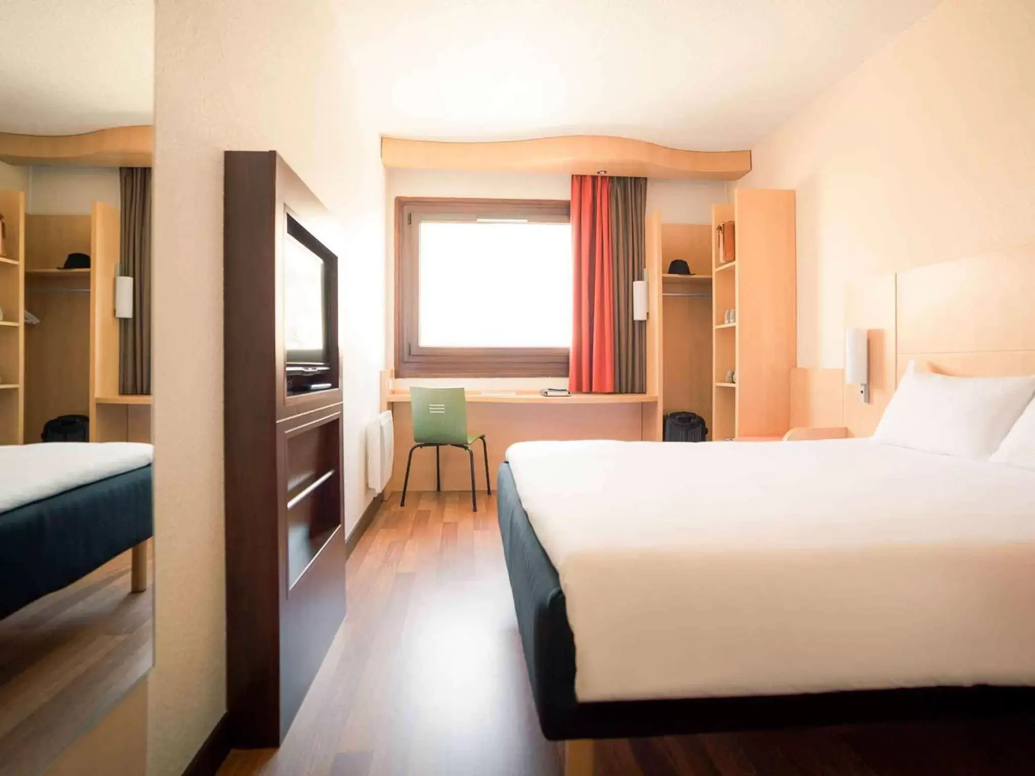 Photo of the whole room, Bed in ibis Grenoble Gare