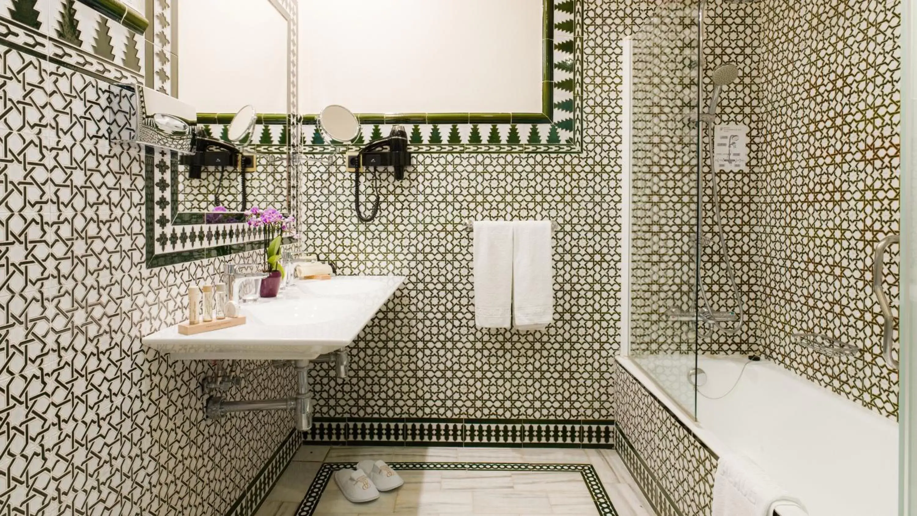 Bathroom in Alhambra Palace Hotel