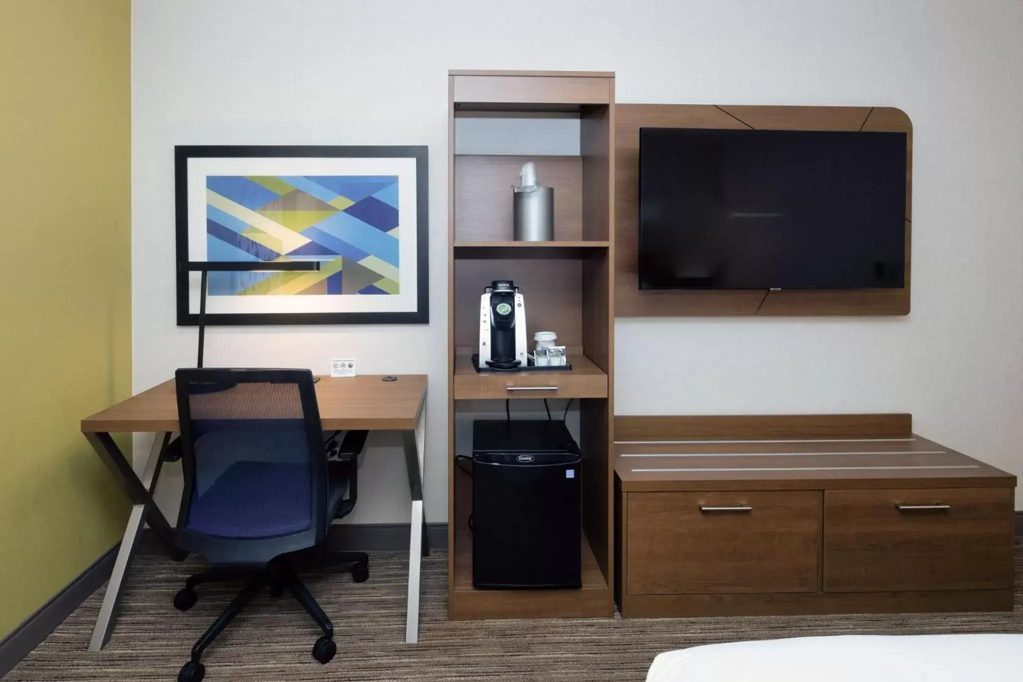 Photo of the whole room, TV/Entertainment Center in Holiday Inn Express Saugus Logan Airport, an IHG hotel